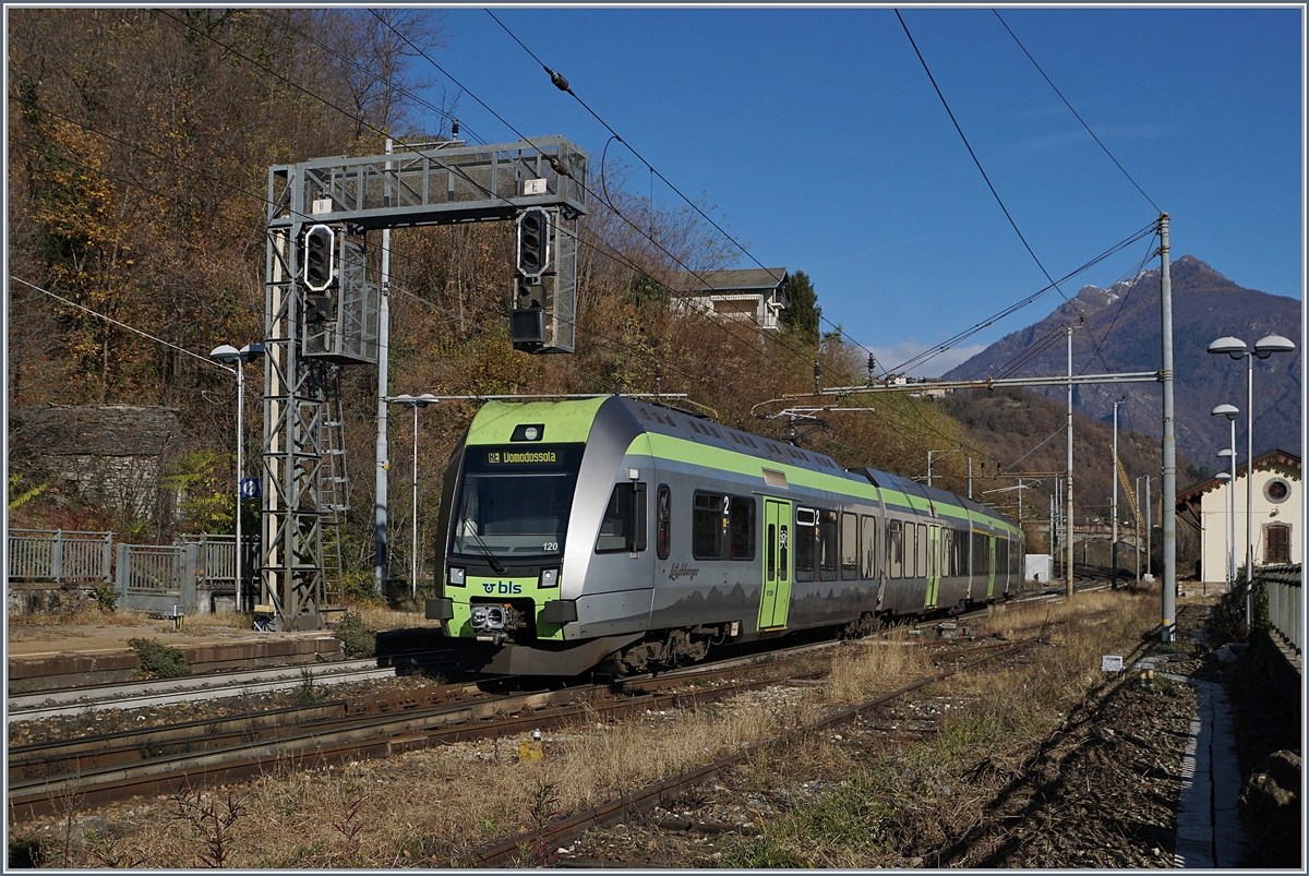 Der BLS RABe 535 120 erreicht Preglia, leider reicht die knappe Fahrzeit Brig - Domodossola Brig nicht, um auch in Preglia einen Halt einzulegen. 
21.11.2017
