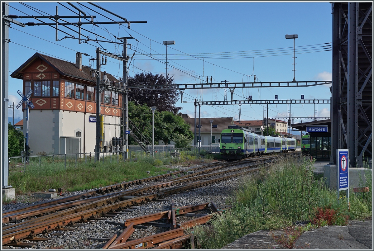 Der BLS Regionalzug von Lyss nach Bern (via Kerzers) mit dem RBDe 566 241 an der Spitze verl�sst den Bahnhof von Kerzers. 

6. Juni 2021