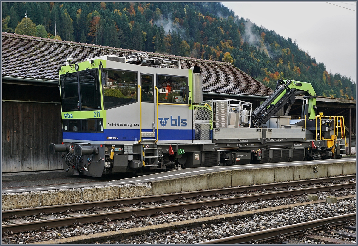 Der BLS Tm 98 85 5235 211-0 CH-BLSN in Boltigen. 

22. Okt. 2019