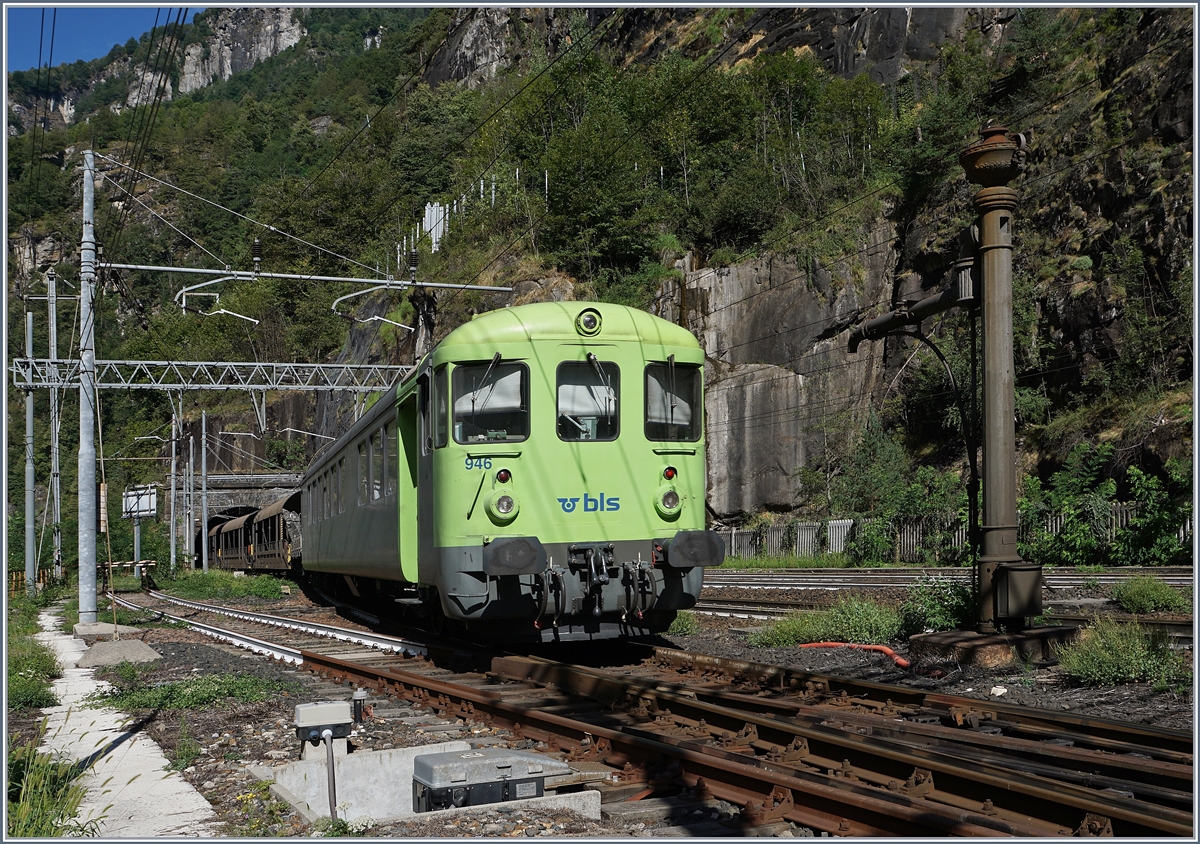 Der BLS Tunnelautozug nach Brig verschwindet in Iselle im 169 Meter langen  Tunnel von Iselle , am Schluss des Zuges ein BLS Steuerwagen .
Im 169 Meter langen  Tunnel von Iselle  befindet sich ei Grenze zwischen der SBB (144 Meter des Tunnels) und der FS (25 Meter); die Landesgrenze selbst ist ca. in der Tunnelmitte des Simplontunnels, etwa 10 km nördlich von hier.

19. August 2020