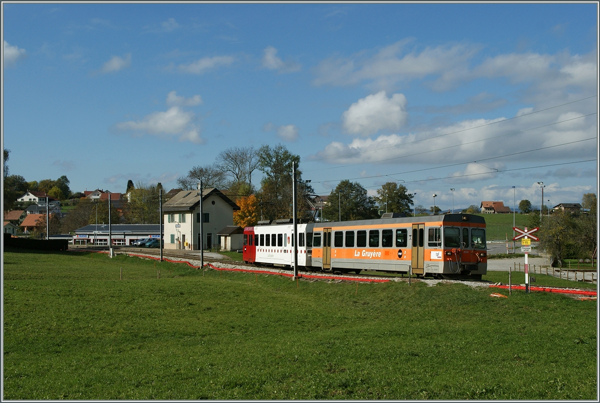 Der bunte TPF Regionalzug 14834 kurz nach der Abfahrt in Remaufens Richtung Bulle. 
30. Okt. 2013