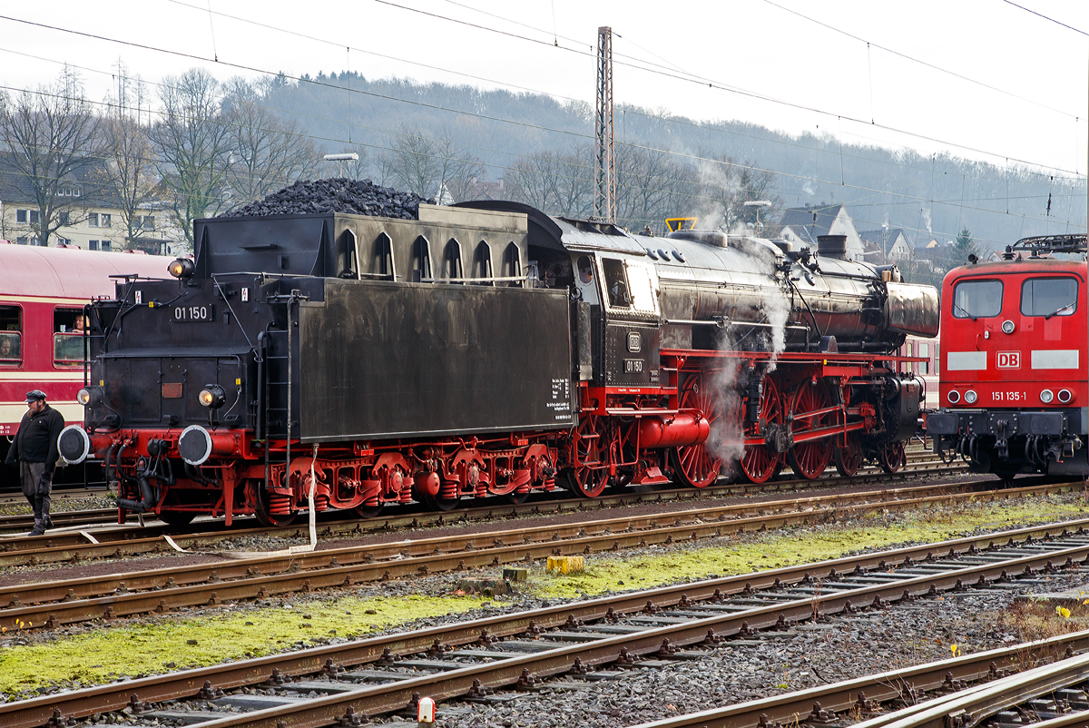 
Der C-Schlauch ist schon angeschlossen, gleich flie�t auch das Wasser...
Die Zweizylinder-Hei�dampf-Schnellzuglokomotive 01 150 (90 80 0001 150-6 D-EJS), ex DB 001 150-2 steht am 05.12.2012 in Kreuztal im Abstellbereich zum Wasserfassen bereit.