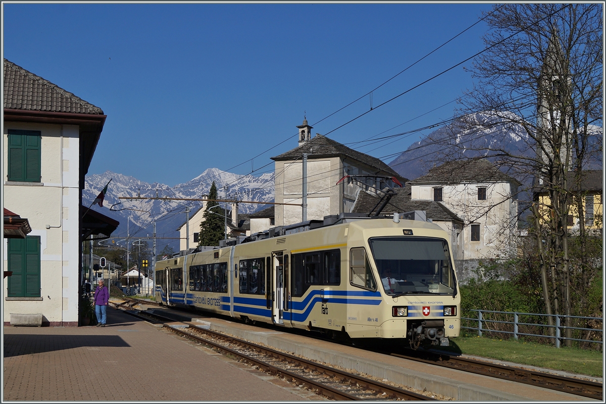 Der Centovalli Express D 43 CEX von Domodossola nach Locarno ist in Trontano eingetroffen.
14. April 2014
