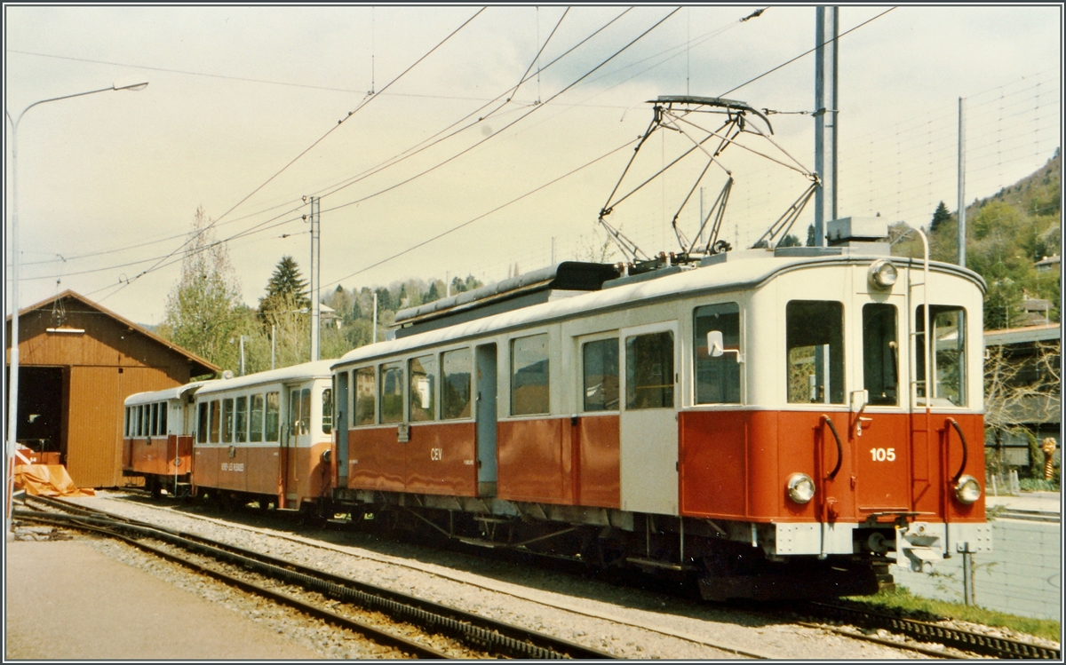 Der CEV BDe 4/4 105 in Blonay im Sommer 1985.
Schon damals wurde der Triebwagen nur noch für Dienstzüge und äusserst selten für Reisezüge verwendet. 
Bleibt die Hoffnung, dass schöne Triebwagen eines Tages wieder zwischen Vevey, Blonay und Chamby verkehren wird.
 