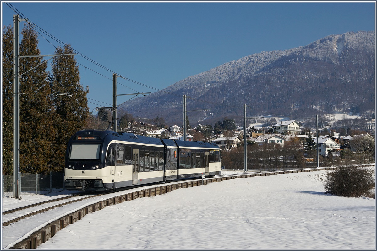 Der CEV MVR ABeh 2/6 7501 SURF auf dem Weg zum Gipfel des im Hintergrund zu sehenden Les Pleiades.
Bei Château d'Hauteville, den 18. Jan. 2017