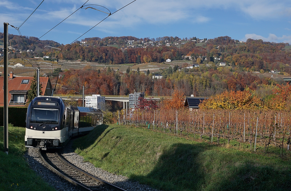 Der CEV MVR ABeh 2/6 7504  VEVEY  ist als Regionalzug 1332 von Blonay nach Vevey in den Rebbergen oberhalb von Vevey zwischen Clies und Gilamont unterwegs. Dort wo sich die Spitze des Zuges befindet, hätte eigentlich die neue Station Vevey Vignerons entstehen und die beiden Haltestellen Clies und Gilamont ersetzen sollen. Die dafür erforderliche Dienststation zum Kreuzen der Züge kurz vor dem Bahnhof von Vevey ist im Bau, doch ansonsten scheint sich die Errichtung der Haltestelle  Vevey Vigneron  zu verzögern oder die Bürgerproteste haben ihr Ziel erreicht und der Haltpunkt wird nicht gebaut.
 14. November 2018