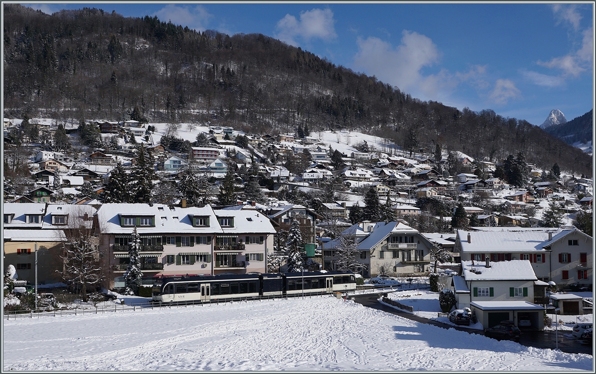 Der CEV MVR ABeh 2/6 7505 ist auf dem Weg nach Vevey und zeigt sich hier zwischen dem Bahnhof von Blonay und der Haltestelle Château de Blonay. Rechts oben im Bild ist gerade noch der  Dents de Jaman  zu sehen. 

26. Jan. 2021