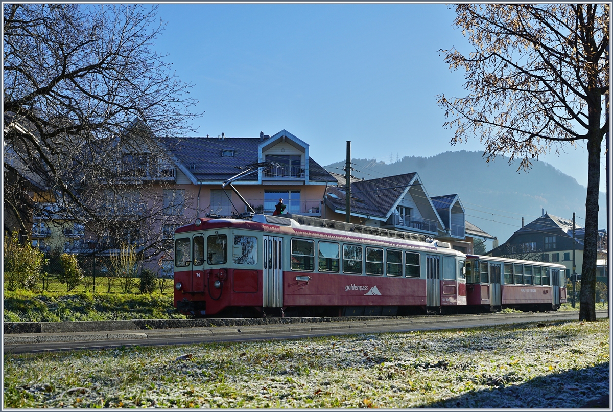 Der CEV  MVR BDeh 2/4 74 mit seine Bt im Gegenlicht auf dem Streckenast der Blonay - Chamby Bahn bei Blonay.
8. Dez. 2016