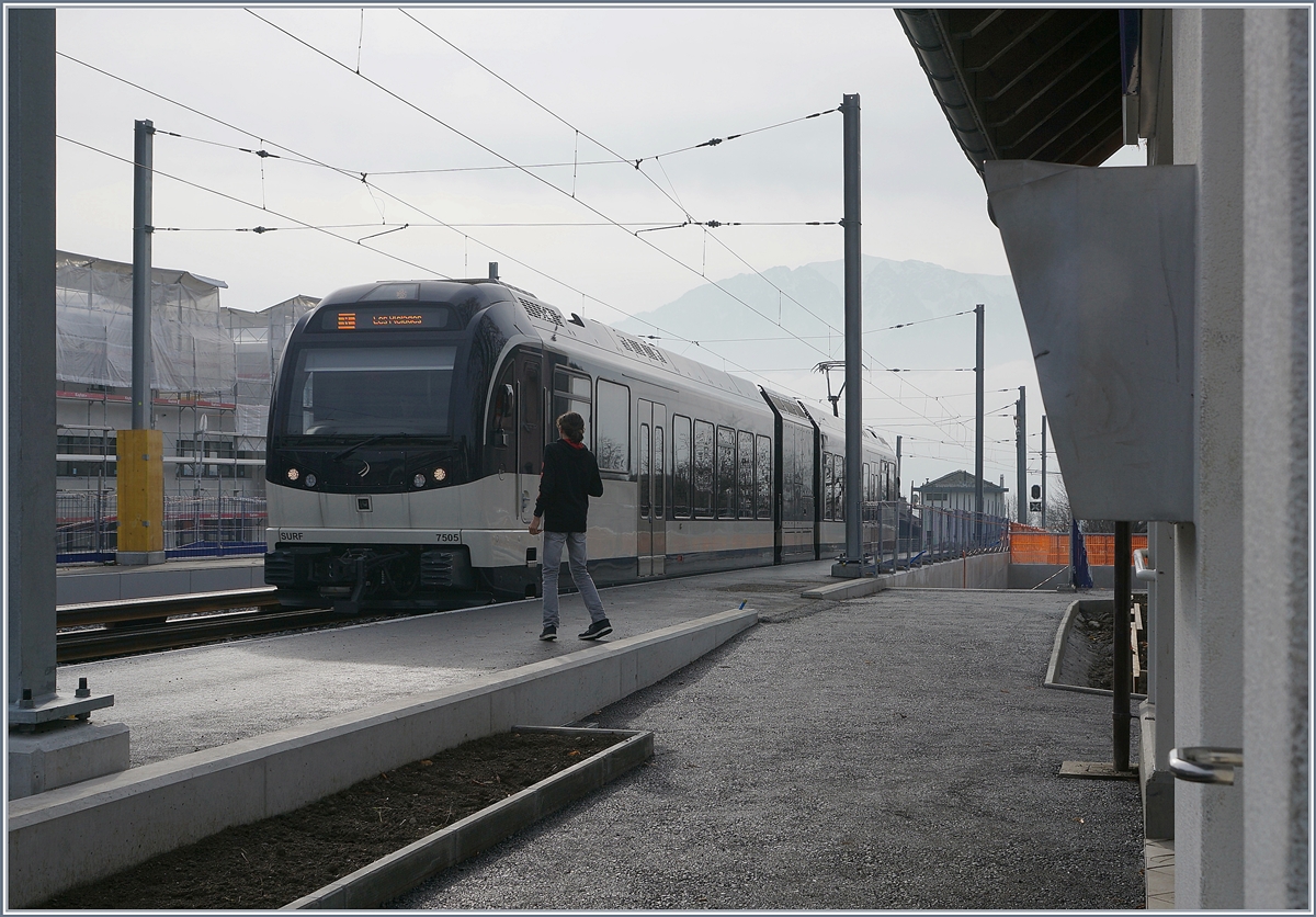 Der CEV MVR SURF GTW ABeh 2/6 7505 nach Les Pléiades erreicht neu gestalteten Bahnhof St-Légier Gare. Einige Arbeiten sind noch auszuführen, wie z. B. die Sicherung des Höhenunterschiedes zwischen dem alten Bahnhof und den neuen Bahnsteigen. Doch nicht nur der Bahnhof hat sein Gesicht geändert, wie ein Blick im linken Bildteil zeigt: eine grosse Überbauung entsteht östlich des Bahnhof. 28. Dez. 2018