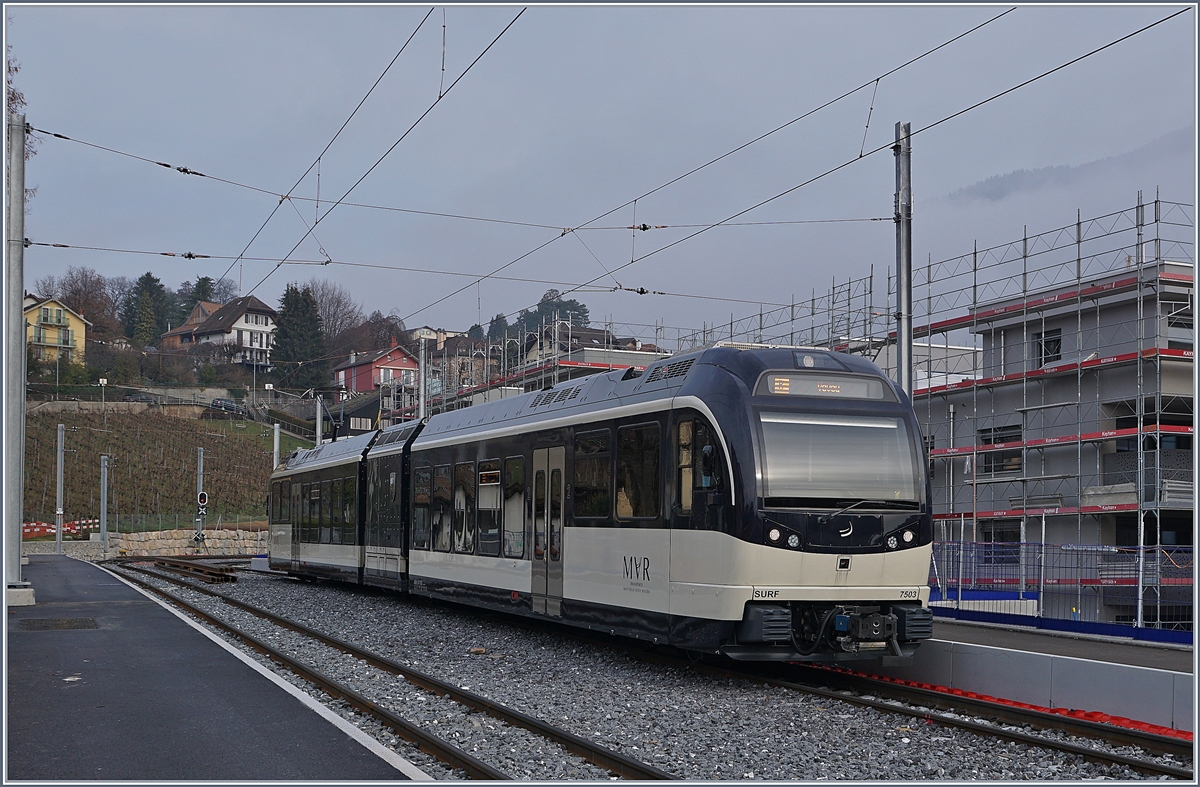 Der CEV MVR SURF GTW ABeh 2/6 7503  Blonay-Chamby  nach Vevey beim Halt im vollständig neu gestalteten Bahnhof St-Légier Gare. 28. Dez. 2018