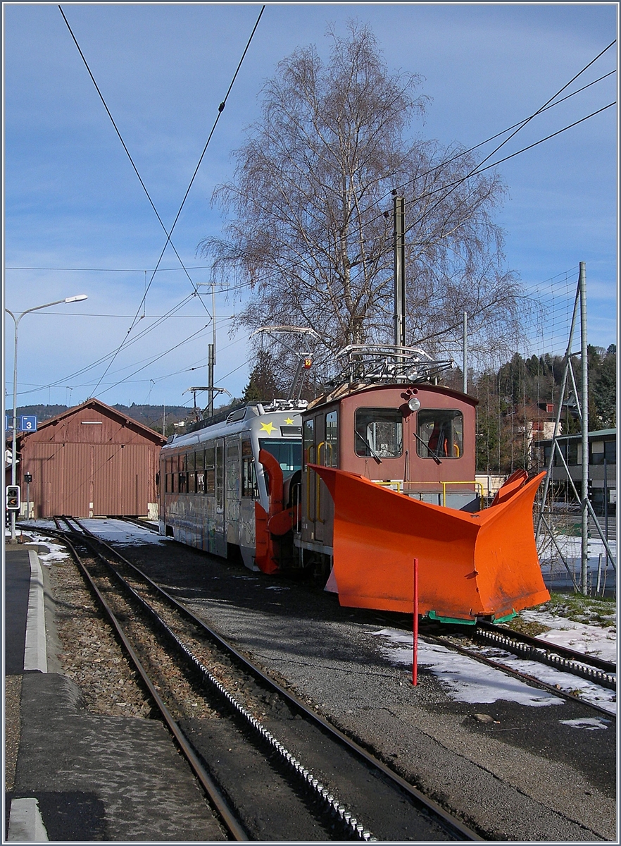 Der CEV X rot 91 und der CEV MVR Beh 2/4 72 warten in Blonay auf den n�chsten Einsatz.
5. M�rz 2018