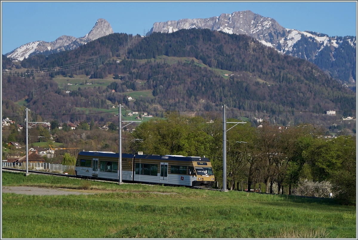 Der CEV/MVR GTW Be 2/6 7002  Blonay  erreicht in Kürze die Haltestelle Château d'Hauteville.
9. April 2014