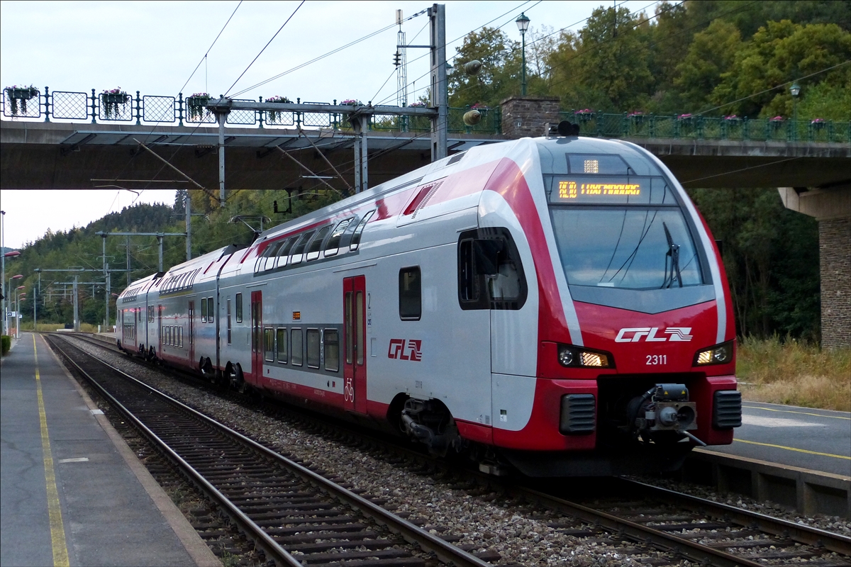 Der CFL KISS 2311 verl�sst am 03.08.2018 den Bahnhof von Clervaux. Mit ihm fahren unsere lieben G�ste aus Berlin, mit denen wir ein paar sch�ne Tage in Luxemburg verbracht haben, zur�ck nach Luxemburg, von wo es f�r sie am n�chsten Tag wieder nach Hause geht. (Hans)