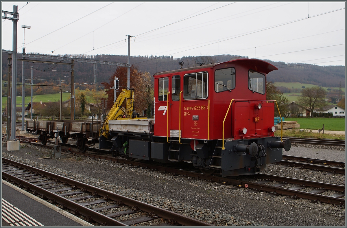 Der CJ Tm 98 85 0 232 182-7 CH-CJ in Glovelier.
17. Nov. 2014