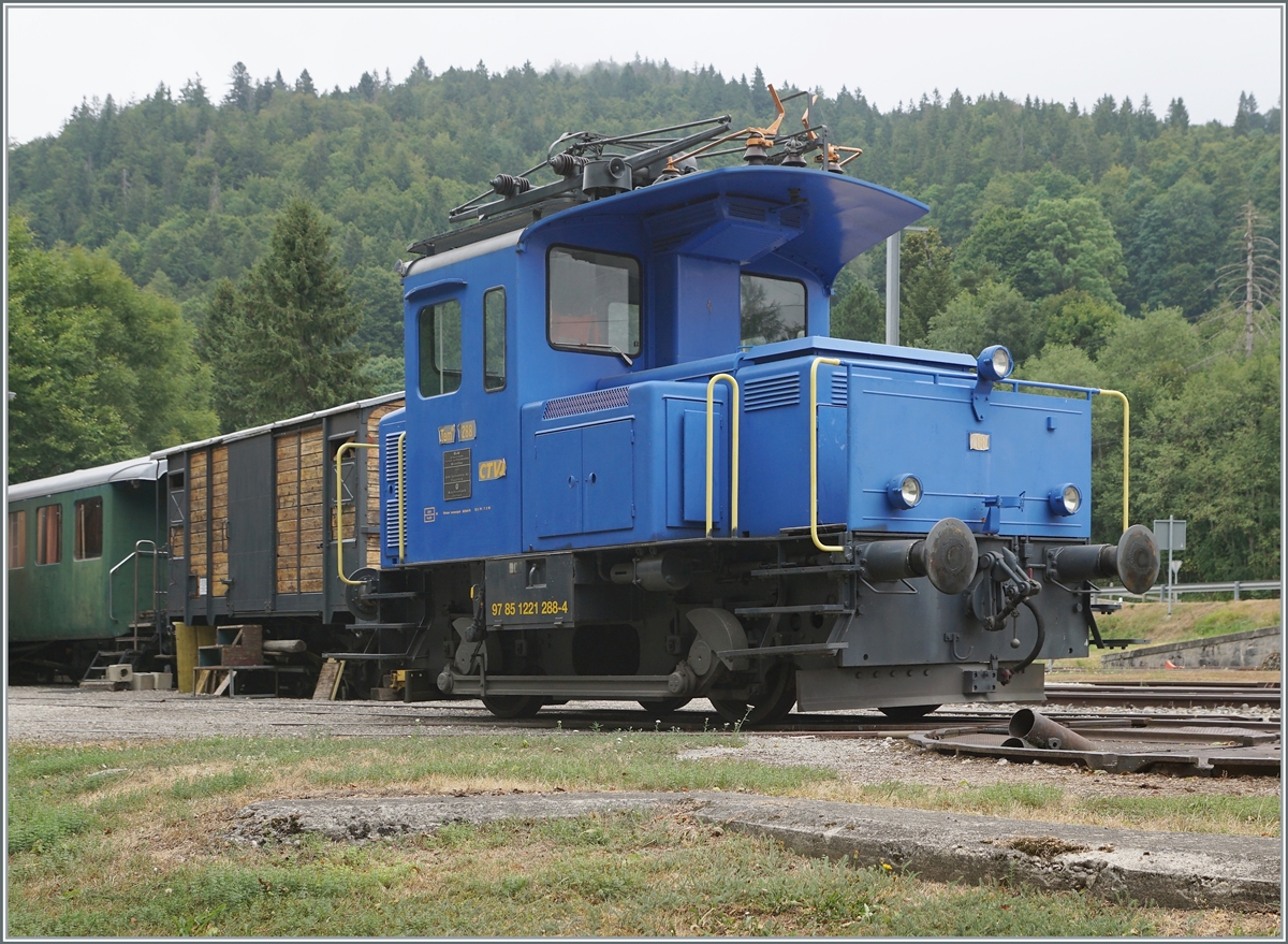 Der CTVJ (Compagnie du Train a vapeur de la Vallée de Joux) Tem II 288 (94 85 1221 288-4) steht in Le Pont. 

6. Aug. 2022