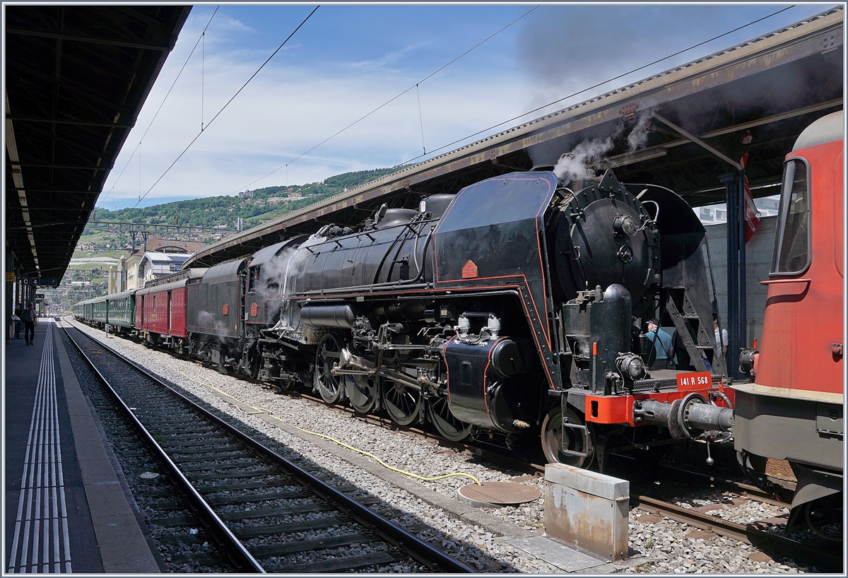 Der Dampfextrazug auf Vallorbe, der EZTTS beding unpassend mit einer SBB Re 4/4 an der Spitze in Vevey angekommen ist. Damit die Reisenden des Dampfextrazugs der 141 R 568 wie gewohnt auch Kulinarisch auf die Rechnung kamen, fuhr der Zug von Vallorbe via Genève nach Vevey.

8. Juni 2019