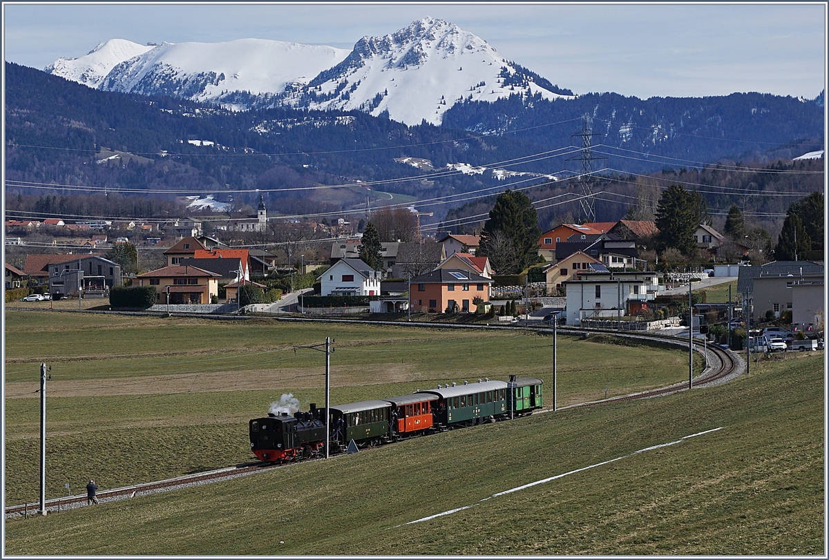 Der Dampfextrazug zum Abschied des  alten  Bahnhofs von Châtel St-Denis und somit der Umbaubedingten Schliessung der Strecke Châtel-St-Denis (alter Bahnhof) - Palézieux mit der Blonay-Chamby G 2x 2/2 105 kurz nach Bossonnens auf dem Weg nach Palézieux. 

3. März 2019