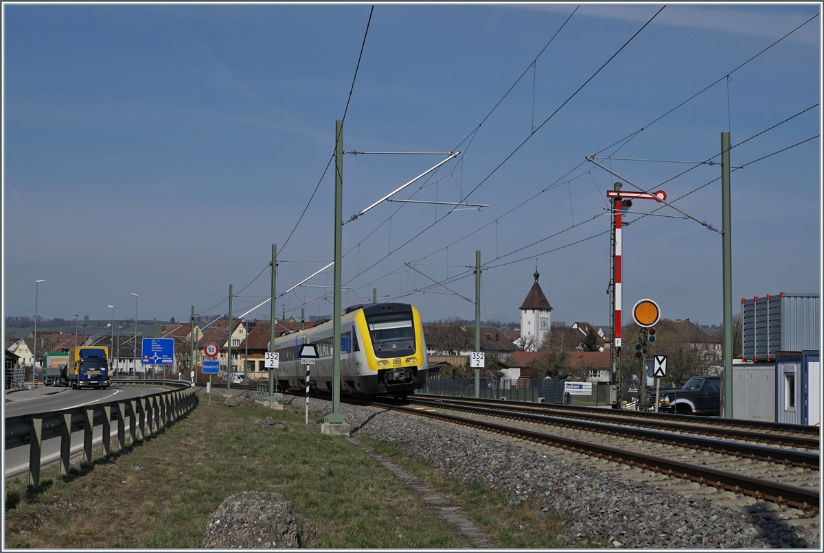 Der DB 612 605 fährt auf seinem Weg von Basel Bad. Bf. nach Singen bei Neunkirch durch das Klettgau. 

25. März 2021