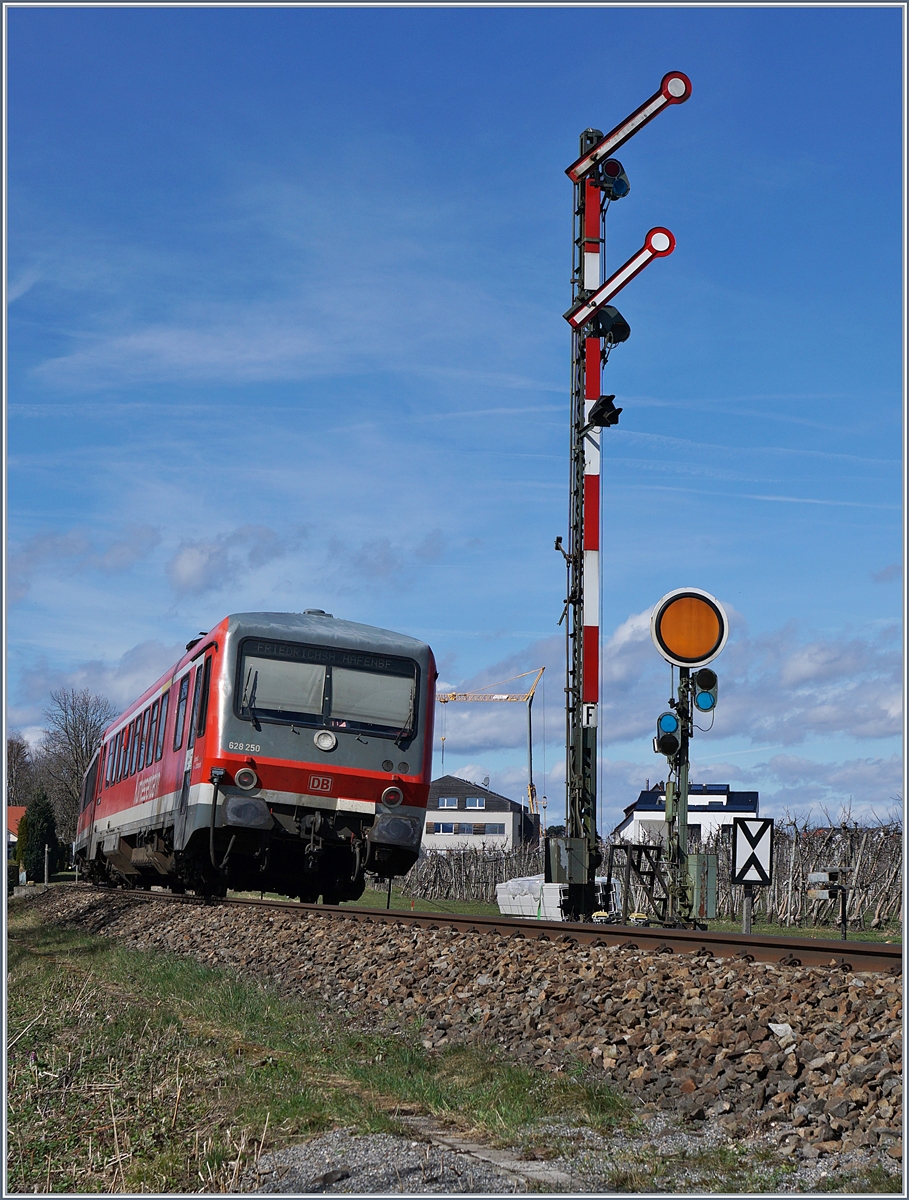 Der DB 628 250 als RB von Lindau nach Friedrichshafen unterwegs hat in Nonnenhorn Einfahrt mit verminderter Geschwindigkeit (40 km/h) und noch keine Freie Ausfahrt; Grund dafür ist die Kreuzung mit dem RE von Aulendorf nach Lindau. 

16. März 2019