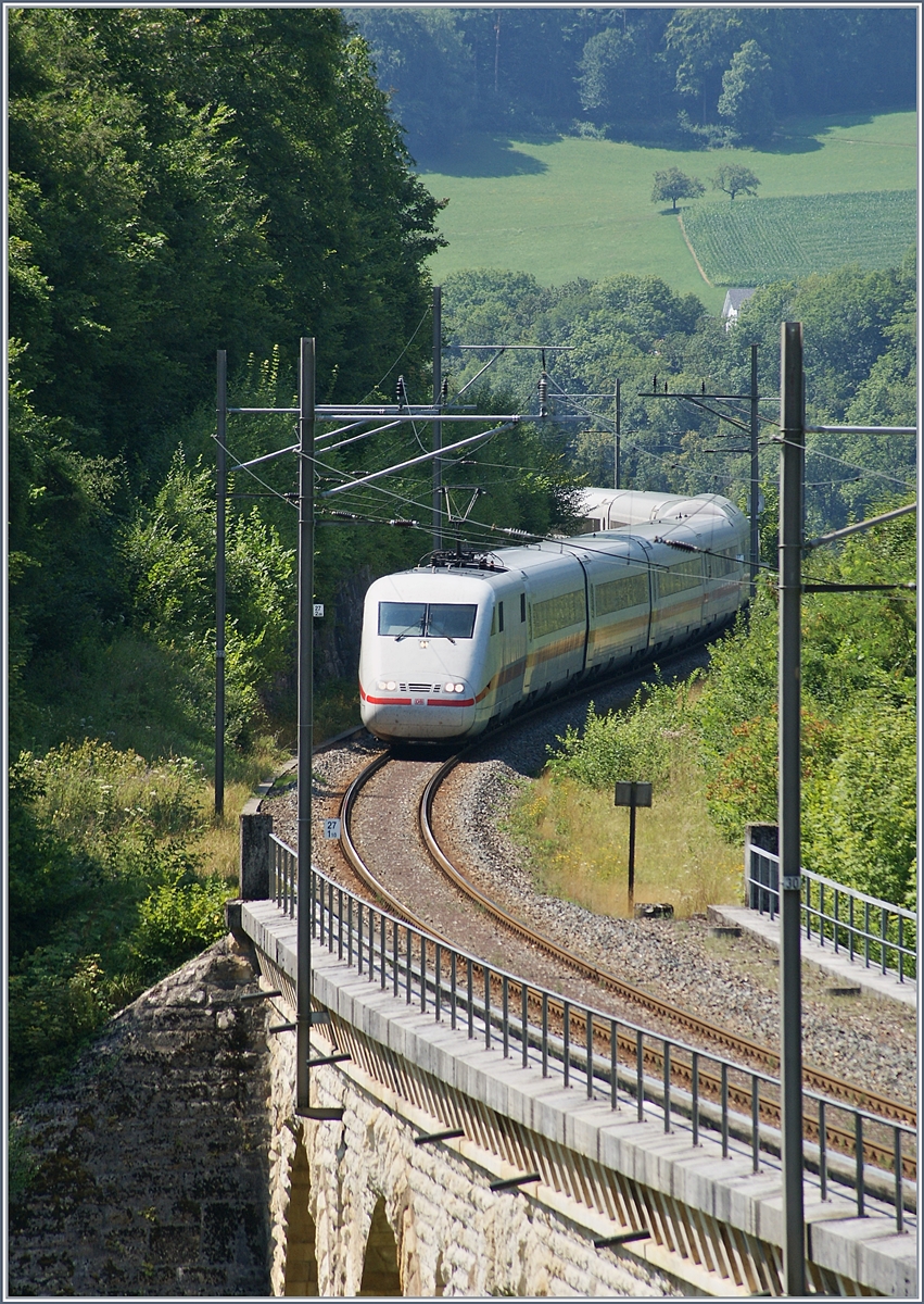 Der DB ICE 10258 von Interlaken nach Berlin nähert sich dem bekannten Rümlinger Viadukt, welches 1855/56 nach Plänen von Karl von Etzel erbaut wurde.

Das Rümliner Viadukt ist 125 Meter lang, 25 Meter hoch und sozusagen das  Wahrzeichen  der Alten Hauensteinlinie.

18. Juli 2018