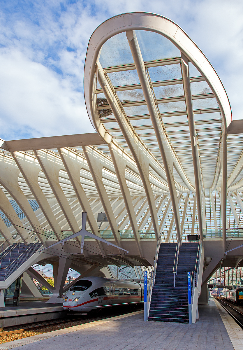 Der DB ICE-3M (BR 406) Tz 4611  Düsseldorf  ist am 03.10.2015, als ICE von Frankfurt a.M. Hbf via Köln Hbf nach Bruxelles-Midi, in den „fotoristischen“ Bahnhof Liège Guillemins (Bahnhof Lüttich-Guillemins) eingefahren.
