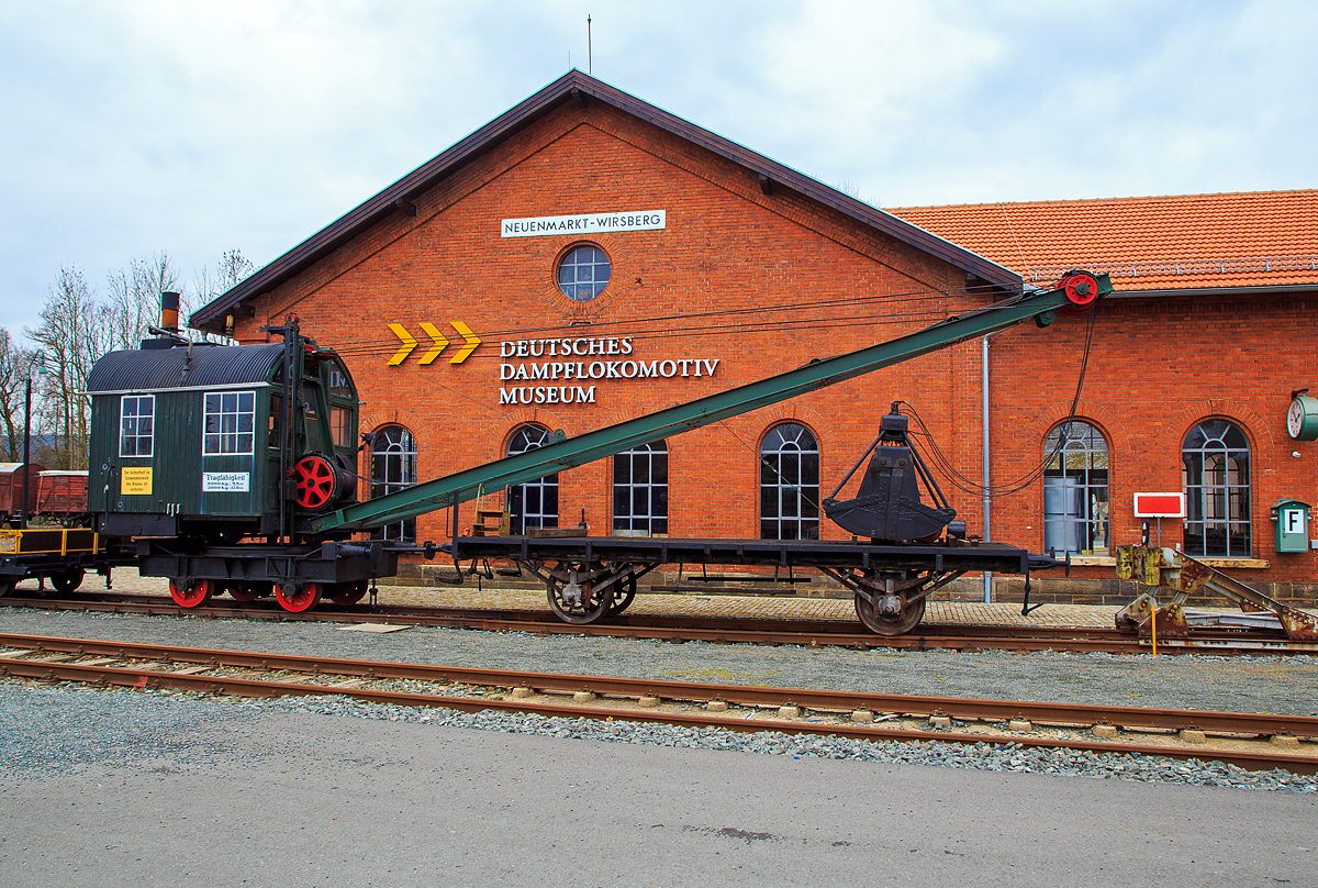 
Der DEMAG Dampfkran / -bagger mit einem zweiachsigen Schutzwagen am 26.03.2016 ausgestellt im Deutschen Dampflokomotiv-Museum DDM in Neuenmarkt-Wirsberg. 

Gebaut wurde der Dampfkran bzw. Dampf-Seilbagger 1927 von der  Demag AG in Duisburg unter der Fabriknummer 5363. Der derzeit nicht betriebsfähige Dampfdrehkran des DDM war bis 1973 im Hafen Deggendorf im Einsatz.

Der Schienenkran hat ein zweiachsiges angetriebenes Laufwerk, einen Drehkranz, neigbarem Ausleger und zwei Zugseilen (für Zweiseil-Greifer). Antrieb durch eine liegende Zwillingsdampfmaschine mit Gabelrahmen, gebohrten Kreuzkopfgleitbahnen. Die Joy-Steuerung mit je zwei schwenkbaren Gleitstücken je Zylinder ist über der Kurbelwelle. Die Welle treibt über Stirnräder und mit Klauenkupplungen ausrückbaren Kegelrädern die Seiltrommeln, das Fahr- und Drehwerk an. Der Kessel ist stehend mit einen max. Druck  8 bar leistet er max. 200 kg/h Dampf. Die Kesselspeisung erfolgt über 2 Injektoren, außerdem ist ein dritter Injektor vorhanden, mit dem bei Bedarf Wasser von außen in den Reservetank gesaugt werden kann.

Der Kran kann auch Rangieraufgaben bewältigen, seine Zugkraft reicht für 3 beladene Wagen (20t) oder 9-10 leere Wagen aus. Der Baggergreifer kann (bei einer Tragkraft 3 t) 1,5 m³ Kohle aufnehmen.

TECHNISCHE DATEN:
Hersteller:	DEMAG AG, Duisburg
Spurweite: 1.435 mm (Normalspur)
Bauart: Dampfkran B n2t
Länge über Kupplung: 4.920 mm
Dienstgewicht: ca. 28 t
Höchstgeschwindigkeit: 6,6 km/h
Tragkraft: 6.000 kg bei Auslage 5,5 m / 2.000 kg bei Auslage 12 m
Steuerungsbauart: einfacher Schieber, umsteuerbar
Zylinderzahl: 2
Dampfdruck: 8 bar
Leistung: 25 bis 30 PS
