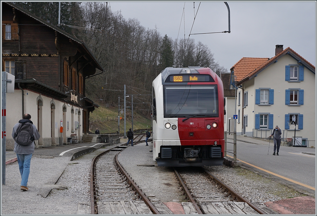 Der Der TPF SURF ABe 2/4 - B - Be 2/4 101  Moitié-Moitié  hat sein Ziel, den Bahnhof von Broc Fabrique erreicht. Zwei Tage später wird Umspur bedingten die Meterspurstrecke stillgelegt. Ab 2022 werden die Züge wieder bis Broc Village verkehren, ein Jahr später auch wieder bis Broc Fabrique. 

3. April 2021