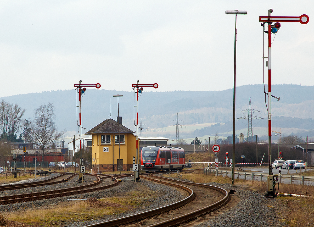 
Der Desiro 642 697 / 642 197 (95 80 0642 697-6 D-DB / 95 80 0642 197-7 D-DB)  Thermalbad Wiesenbad  der Kurhessenbahn erreicht am 24.03.2018, als RB 42 von Brilon Stadt via Willingen nach Marburg/Lahn, (Lahntal-) Sarnau. 

Hier beim Stellwerk Sarnau Fahrdienstleiter (Sf) laufen die Burgwaldbahn (KBS 622) und Obere Lahntalbahn (KBS 623) zusammen. 