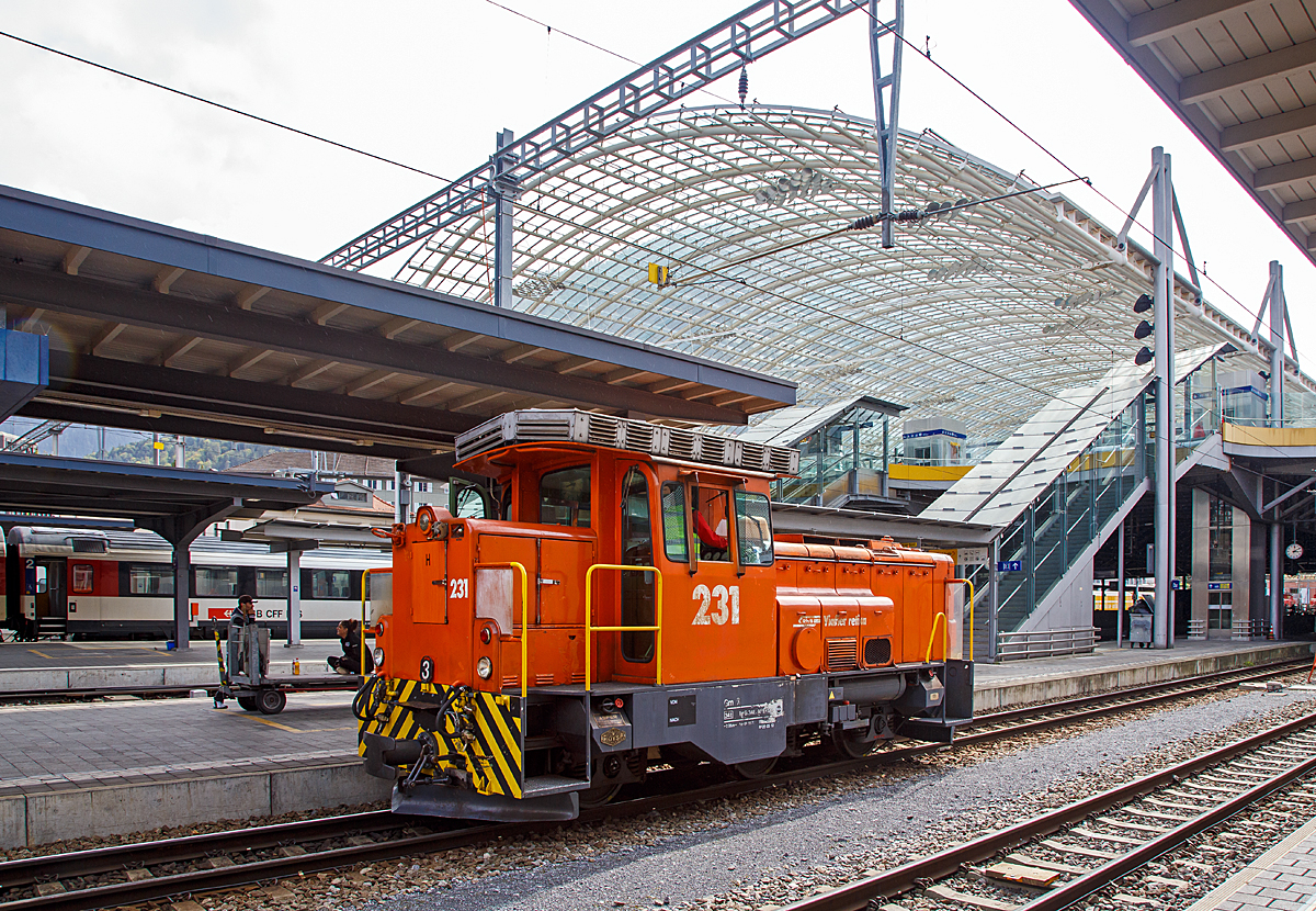#Der deutsche allwetter Fotograf ist in der Schweiz unterwegs...
Die RhB Gm 3/3 - 231 am 12.09.2017 (nun bei Regen) beim Man�ver im Bahnhof Chur.

Die Gm 3/3 ist eine dreiachsige dieselelektrische Rangierlokomotive der Rh�tischen Bahn (RhB). F�r die RhB wurden drei Maschinen von der franz�sischen Firma Moyse gebaut und zwischen 1975 und 1976, mit den Betriebsnummern 231 bis 233, in Betrieb genommen. 

Gem�� der urspr�nglichen Idee sollte der Hersteller, die franz�sische Firma Moyse, die meisten Baugruppen aus der Serienproduktion eines franz�sischen Loktyps �bernehmen. Die vielen Sonderw�nsche der RhB (MTU-Dieselmotor, Vakuumbremse, Vielfachsteuerung, F�hrerstandseinrichtung nach RhB-Norm) erzwangen jedoch umfangreiche �nderungen und verz�gerten die Lieferung der Anfang 1974 bestellten Fahrzeuge erheblich.

Die Stundenleistung der maximal 55 km/h schnellen, 34 t schweren Lokomotiven betr�gt 220 kW. Mittels eines dem Gleichstrom-Fahrmotor nachgeschalteten Getriebe kann zwischen Rangier- und Streckengang gewechselt werden.

Die urspr�nglich rotbraun, seit Anfang der 1990er Jahre verkehrsorange lackierten Gm 3/3 verrichten planm��ig den schweren Rangierdienst auf den Bahnh�fen Landquart, Chur und Untervaz. Dank ihrer hohen Anfahrzugkraft (im Rangiergang 153 kN) und der m�glichen Doppeltraktion eignen sich die robusten Fahrzeuge auch f�r den schweren Bauzugdienst. Schneer�umfahrten, gemeinsam mit der kleinen Schneeschleuder Xrotm 9216 oder der grossen Xrotmt 9217, geh�ren ebenfalls zum Einsatzprogramm.

TECHNISCHE DATEN:
Spurweite:  1.000 mm
Achsformel: C
L�nge �ber Puffer: 7.960 mm
Breite: 2.700 mm
Dienstgewicht: 34 t
H�chstgeschwindigkeit:  55 km/h
Dauerleistung:  386 kW (Dieselmotor) / 220 kW (am Rad)
Anfahrzugkraft:  153 kN (Rangiergang) / 61 kN (Streckengang)
Stundenzugkraft:  83.4 kN (Rangiergang) / 34.3 (Streckengang)
Treibraddurchmesser:  920 mm
Motor:  MTU 6-Zylinder-Dieselmotor 6V 33 1 TC10
Leistungs�bertragung:  Diesel-Elektrisch

Was Aktuelles (2021):
Seit dem 10.April 2021 sind die drei RhB Rangierloks Gm 3/3 231-233 bei der Dampfbahn Furka-Bergstrecke. Eine Lok ersetzt die revisionsf�llige Gm 4/4 71  Elch  (ex MGB), die beiden anderen Loks werden als Ersatzteilspender dienen.
Siehe auch:
http://www.furka-rhein-main.de/index.php/17-aktuell/73-neues-rollmaterial
