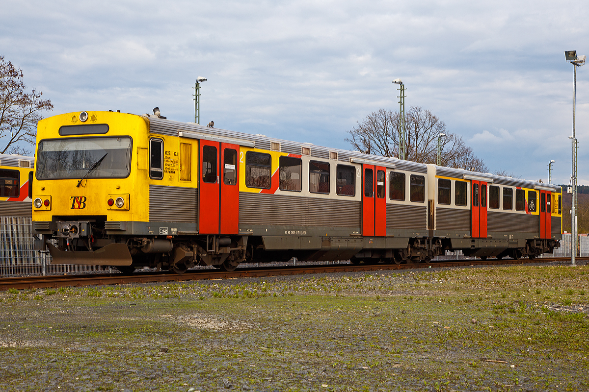 Der dieselelektrischer Doppeltriebwagen LHB VT2E. 17A / VS2E. 17B (95 80 0609 017-28D-HEB) der HLB - Hessische Landesbahn (TSB - Taunusbahn) ist am 14.04.2018 beim Bahnhof Grävenwiesbach abgestellt.

Der Triebzug wurde 1992 von LHB (Linke-Hofmann-Busch) in Salzgitter unter der Fabriknummer 17 A/B gebaut.

Der VT/VS 2E ist ein dieselelektrischer Doppeltriebwagen des Herstellers Linke-Hofmann-Busch (LHB, heute Teil von Alstom Transport Deutschland) für den Nahverkehr. Die Fahrzeuge werden im deutschen Fahrzeugeinstellungsregister als Baureihe 0609.0 geführt. In Österreich fertigte Simmering-Graz-Pauker (SGP) den VT 70 in Lizenz. 