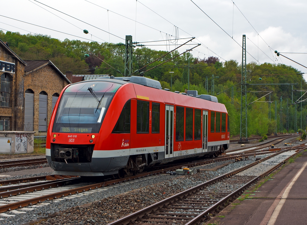 Der Dieseltriebwagen 640 010-4 (9580 0 640 010-4 D-DB Abp) ein Alstom Coradia LINT 27 der DreiL�nderBahn als RB 95  Sieg-Dill-Bahn  Au/Sieg - Siegen  -Dillenburg, am 27.04.2014 kurz vor der Einfahrt in den Bahnhof Betzdorf/Sieg. 