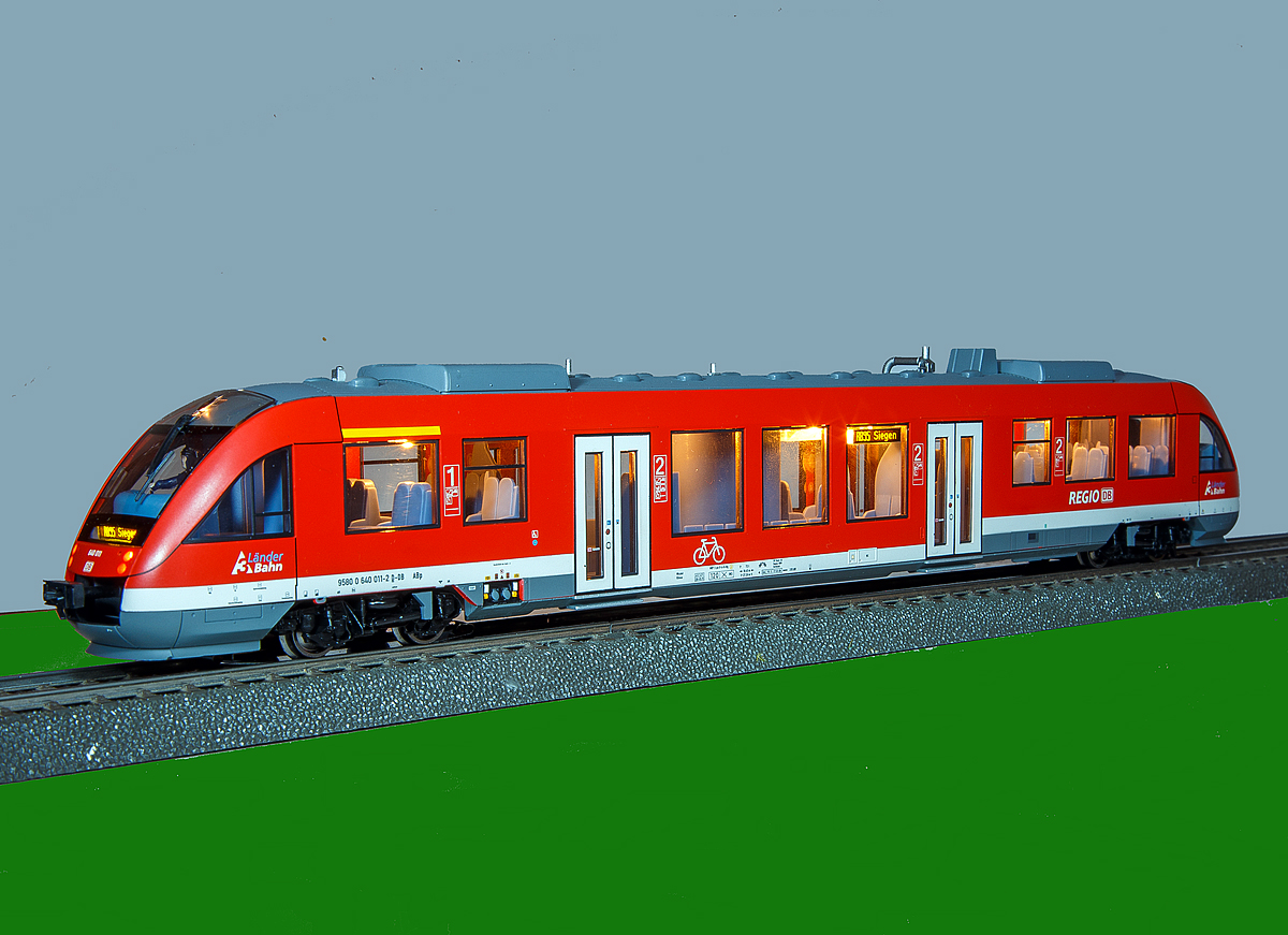 
Der Dieseltriebwagen 640 011 (95 80 0640 011-2 D-DB), ein Alstom Coradia LINT 27 der 3-Länder-Bahn als RB 95 (Au/Sieg - Betzdorf - Siegen). Hier am 09.11.2020 in als Wechselstrom H0-Modell von Liliput (Art.-Nr. L133105). Heute ist er in 1:1 in SüdOstBayern zuhause, aber ich hatte noch als 3-Länder-Bahn vor der Linse.