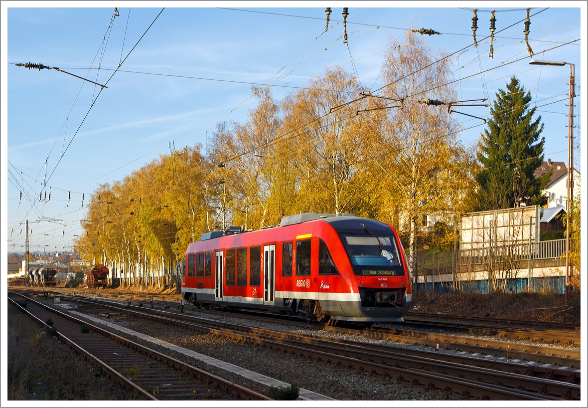 Der Dieseltriebwagen 640 011 (ein Alstom Coradia LINT 27) der 3-L�nder-Bahn als RB 93 (Rothaarbahn) Siegen Hbf - Kreuztal - Bad Berleburg, kommt am 16.11.2013 von Siegen, und erreicht gleich den Bahnhof Kreuztal.
