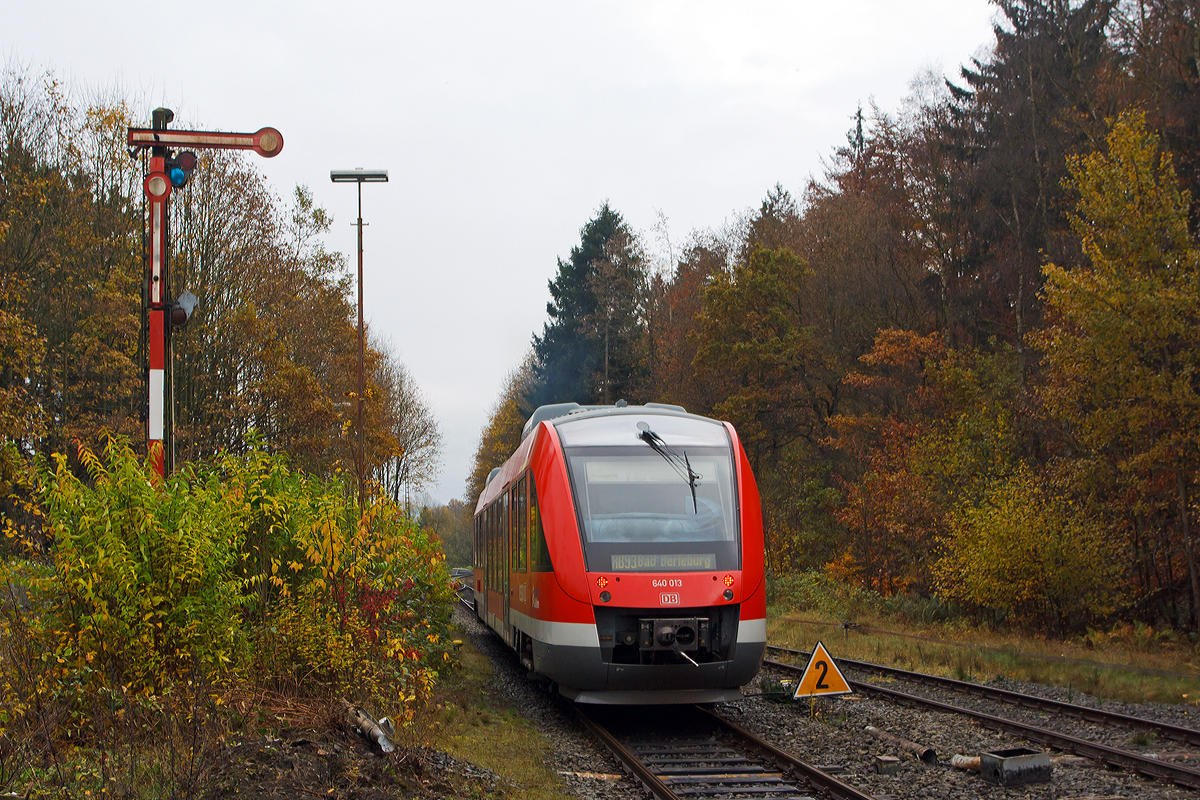 
Der Dieseltriebwagen 640 013 (95 80 0 640 013-8 D-DB Abp) ein ALSTOM Coradia LINT 27 der DreiLänderBahn (DB Regio NRW) fährt am 02.11.2014 vom Haltepunkt Dahlbruch (Hilchenbach-Dahlbruch), als RB 93 (Rothaarbahn) Siegen - Kreuztal - Erndtebrück - Bad Berleburg auf der KBS 443  Rothaarbahn , weiter in Richtung Bad Berleburg. 

Da hier am 30.10.2014 im Bereich vom Haltepunkt Dahlbruch ein Güterzug entgleist war, geht es erstmal mit 20 km/h weiter, dies zeigt auch die Langsamfahrscheibe (Signal LF 1) an. 
Das Signal LF 1 zeigt an: Es folgt eine vorübergehende Langsamfahrstelle, auf der die angezeigte Geschwindigkeit nicht überschritten werden darf (gezeigte Ziffer x 10 = erlaubte Fahrgeschwindigkeit in km/h).
