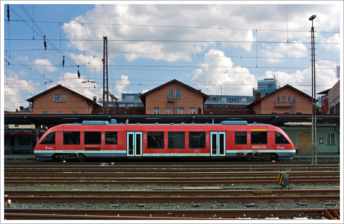 Der Dieseltriebwagen 640 014 (9580 0 640 014-6 D-DB ABp) ein Alstom Coradia LINT 27 der 3-L�nder-Bahn steht am 17.08.2013 am Gleis 55 im Hbf Siegen, als RB 93 (Rothaarbahn) Siegen-Kreuztal-Bad Berleburg, zur Abfahrt bereit.

Der LINT (Leichter Innovativer Nahverkehrstriebwagen) war eine Entwicklung von Linke-Hofmann-Busch (LHB) in Salzgitter. Diese wurde 1994/1995 vom franz�sischen GEC-Alstom-Konzern �bernommen, wo der LINT innerhalb der CORADIA-Familie vermarktet wird, wobei sie immer noch in Salzgitter gebaut werden.

Dieser einteilige VT wird von einem MTU 6R183TD13H Dieselmotor mit 315 kW (428 PS) Leistung �ber Kardanwelle und Achsgetriebe angetrieben.

�brigens die Typenbezeichnung 27 stammt von der gerundeten L�nge von 27,21 m.

Weitere Technische Daten:
Achsfolge:  B’2’
Eigengewicht: 41 t
L�nge �ber Kupplung: 27.210 mm
H�chstgeschwindigkeit: 120 km/h.