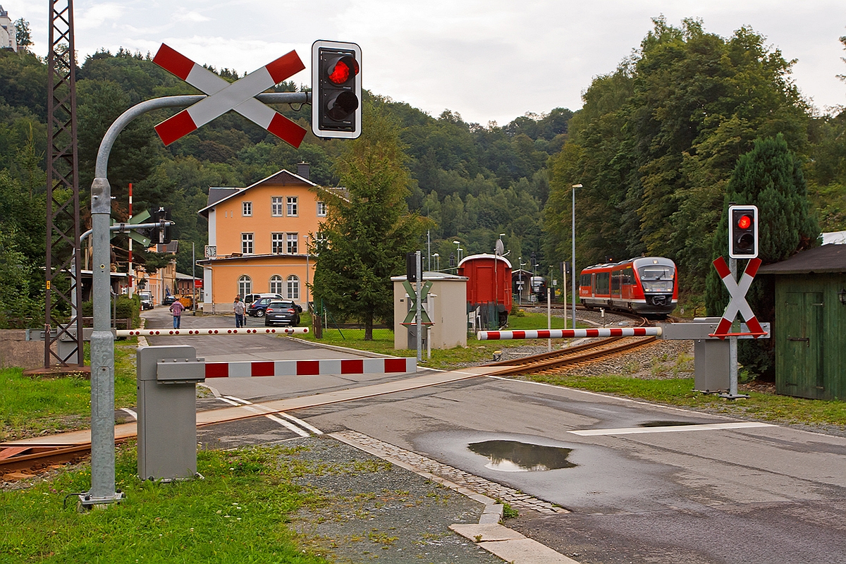 
Der Dieseltriebwagen 642 656 / 056 ein Siemens Desiro Classic der Erzgebigsbahn (DB Regio) fährt am 26.08.2013 vom Bahnhof Wolkenstein weiter in Richtung Chemnitz Hbf. 

Er fährt als RB 80 die Verbindung Annaberg-Buchholz Süd - Chemnitz Hbf . 

Am Bahnhof Wolkensteinhier gab es früher einen Anschluß an die Preßnitztalbahn (750 mm Schmalspurbahn Wolkenstein - Jöhstadt), zudem gibt es hier einzige Zughotel Deutschlands.
