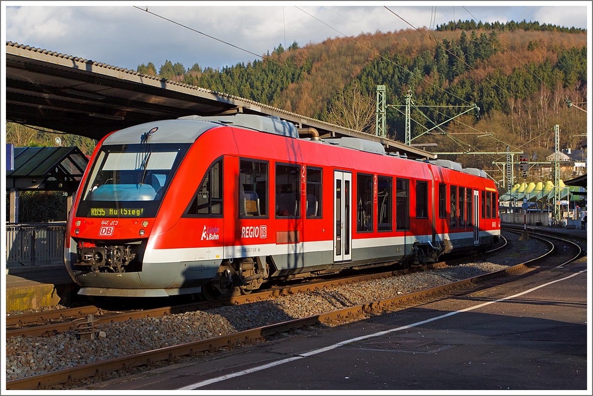 Der Dieseltriebwagen 648 203 / 648 703 der DreiLänderBahn (DB Regio) fährt als RB 95  Sieg-Dill-Bahn  (Dillenburg-Siegen-Betzdorf/Sieg-Au/Sieg) am 17.02.2014 in den Bahnhof Betzdorf (Sieg) ein.
Der zweiteilige Dieseltriebwagen vom Typ Alstom Coradia LINT 41 hat NVR-Nummern 95 80 0 648 203-7 D-DB Bpd und 95 80 0 648 203-6 D-DB ABpd.
