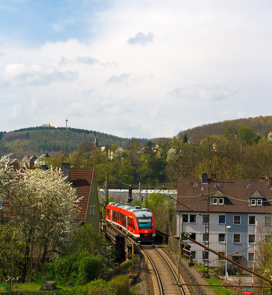 
Der Dieseltriebwagen 648 204 / 704 ein Alstom Coradia LINT 41 der DreiLänderBahn als RB 95 (Dillenburg-Siegen-Au/Sieg) am 06.04.2014 kurz vor der Einfahrt in den Hbf Siegen.

Er befähr tnoch die KBS 445 - Dillstrecke (DB Streckennummer 2881) ab Siegen Hbf geht es dann auf die KBS 460 - Siegstrecke.