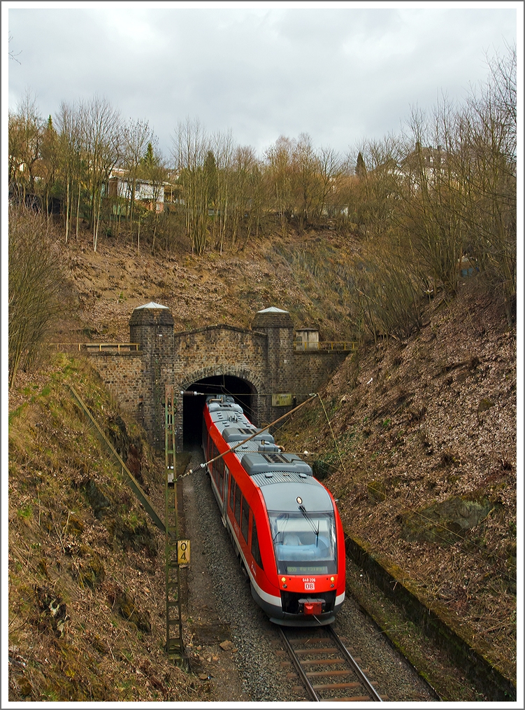 Der Dieseltriebwagen 648 206 / 706 ein Alstom Coradia LINT 41 der DreiLänderBahn  als RB 95 (Dillenburg-Siegen-Au/Sieg), hier kommt er gerade am 15.03.2014 aus dem eingleisigen Giersberg-Tunnel (732 m lang). 

Er befährt hier die DB Streckennummer 2881 (KBS 445 - Dillstrecke) und erreicht bald den Hbf Siegen. 

Über dem hier gezeigten Tunnelportal verläuft die DB Streckennummer 2880 zwischen Siegen-Ost und dem Bahnhof Siegen-Weidenau (rechts liegt der Ausgang vom zweigleisigen 699 m langen  Giersbergtunnel). Der Giersbergtunnel wurde 1912 bis 1915 erbaut. Namensgeber ist der 358 Meter hohe Giersberg im östlichen Stadtgebiet von Siegen. Dieser wird vom Giersbergtunnel in zwei getrennten, einander kreuzenden Tunnelröhren durchquert. Die Gleisstrecken der Röhren bilden an zwei getrennten Portalen auf der nordwestlichen Seite des Tunnels den Anschluss an zwei Schenkel eines Gleisdreiecks. Der Giersbergtunnel zählt wegen der einander kreuzenden Röhren zu den Überwerfungsbauwerken und ist der einzige Eisenbahntunnel dieser Bauart in Deutschland. Beide Tunnelstrecken wurden am 1. Dezember 1915 in Betrieb genommen.
