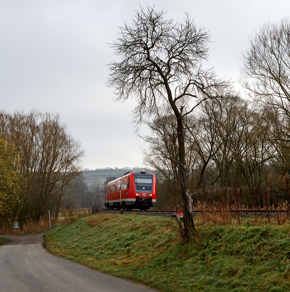 Der Dieseltriebwagen mit Neigetechnik 612 062 / 612 562 (95 80 0612 062-9 D-DB / 95 80 0612 562-8 D-DB) ein Bombardier   RegioSwinger  der DB Regio Bayern erreicht am 28.03.2015, als RE von Lichtenfels nach N�rnberg, bald den Bahnhof Trebgast.
