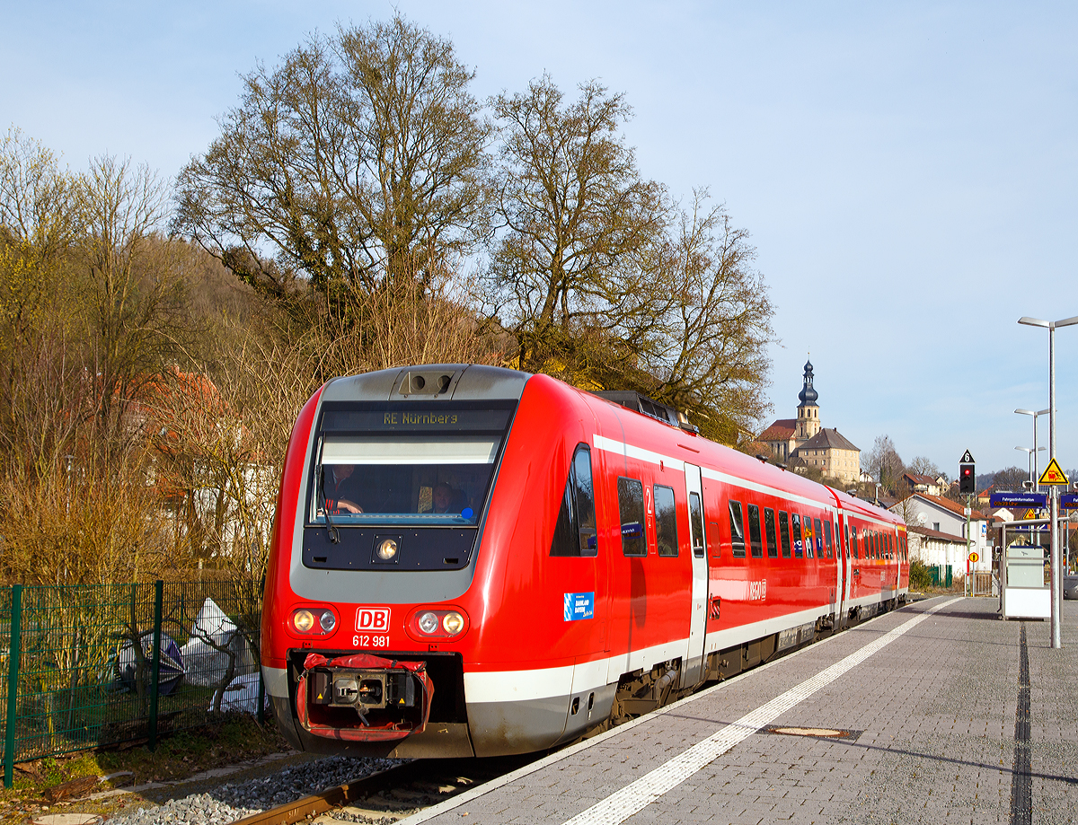 Der Dieseltriebwagen mit Neigetechnik 612 981 / 612 481 (95 80 0612 981-0 D-DB / 95 80 0612 481-1 D-DB), ein Bombardier  RegioSwinger  der DB Regio Bayern, ex DB 612 181-8 / 612 181-8 am 27.03.2015, als RE von Lichtenfels nach N�rnberg, beim Halt im Bahnhof Trebgast.

Der Zweiteilige Dieseltriebzug wurde 2003 von Bombardier unter den Fabriknummern 24172 / 24171 gebaut. Dieser VT 612 ist einer von den 17 ehemaligen „Fernverkehrs-RegioSwinger“, und hatte das IC-Farbschema.

Neigetechnik
Der VT 612 ist ein zweiteiliger Dieseltriebzug mit Neigetechnik. Die Neigetechnik erlaubt das bogenschnelle Fahren. Durch das bogenschnelle Fahren kann die Geschwindigkeit im Vergleich zu „herk�mmlichen“ Schienenfahrzeugen in kurvenreichen Strecken wesentlich erh�ht werden, da sich das Fahrzeug bis zu 8 Grad neigen kann. �hnlich wie ein serpentinenpassierender Motorradfahrer durchf�hrt der Zug die Kurve, was erhebliche Fahrzeitverk�rzung m�glich macht. Voraussetzung hierf�r ist jedoch nicht nur die Fahrzeugtechnik, sondern auch umfangreiche technische Anpassungen an den Gleis- und Signalanlagen entlang der Strecke und den Bahnh�fen.

Im Dezember 2015 wurde bei einem Fahrzeug der Baureihe 612 ein technischer Fehler in einem Bauteil des Neigetechnik-Antriebs gefunden. Aufgrund dessen wurde die Neigetechnik zum 19. Dezember 2015 bei den Baureihen 611 und 612 vor�bergehend abgeschaltet und sie verkehrten mit konventioneller Kurvengeschwindigkeit. Das Bauteil wurde gegen ein entsprechend ge�ndertes bzw. verst�rktes Bauteil ausgetuscht. Die Triebz�ge mit dem neuen Teil d�rfen wieder mit Neigetechnik, man kann sie sehr gut an dem runden blauen Aufkleber in der Windschutzscheibe erkennen.

Der Antrieb erfolgt durch zwei Cummins QSK-19 6-Zylinder-Diesel- Reihenmotore, die Kraft�bertragung erfolgt hydraulisch �ber ein Str�mungsgetriebe (Antrieb diesel-hydraulisch).

Technische Daten:
Spurweite: 1.435 mm (Normalspur)
Achsformel: 2’B’+ B’2’
L�nge �ber Kupplung (Scharfenberg): 51.750 mm
Drehgestellachsstand: 	2.450 mm
H�he: 4.124 mm
Breite: 2.852 mm
Treibrad- und Laufraddurchmesser: 890 mm
Eigengewicht: 93 t
Dienstgewicht: 116 t
Motorleistung: 2x 560 kW
H�chstgeschwindigkeit: 160 km/h
Sitzpl�tze: 146 
Fu�bodenh�he: 1.290 mm
