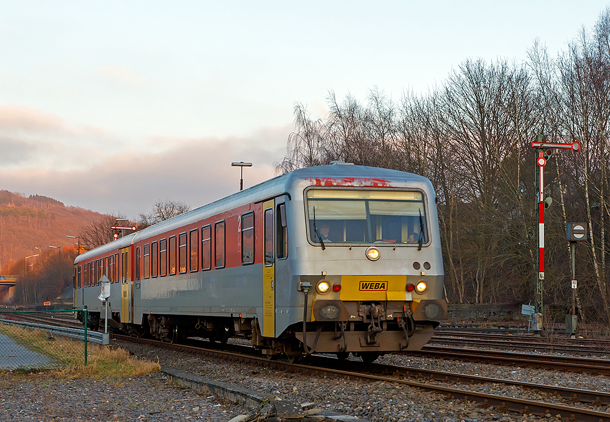 
Der Dieseltriebwagen VT/VS 51 (95 80 0628 051-4 D-WEBA /  95 80 0928 051-1 D-WEBA) der Westerwaldbahn (WEBA) fährt am 11.02.2015, als RB 96  Hellertalbahn  die Verbindung Neunkirchen-Herdorf-Betzdorf/Sieg, hier kurz vor dem Bahnhof Herdorf.