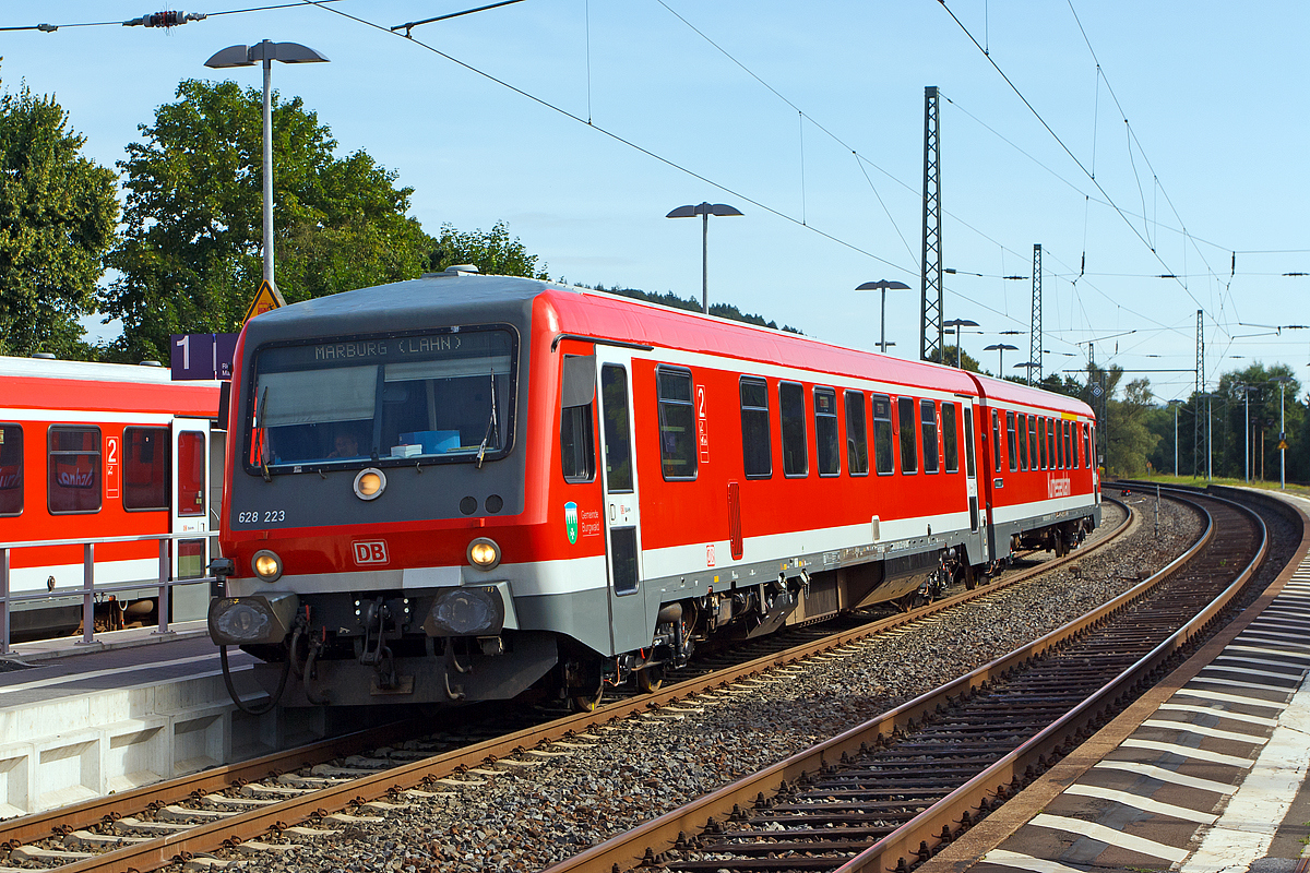 
Der Dieseltriebzug 628 223 / 928 223  Gemeinde Burgwald  (95 80 0628 223-9 D-DB / 95 80 0928 223-6 D-DB) der Kurhessenbahn (DB Regio) ist am 13.08.2014 in den Bf Cölbe, als RB 42  Burgwaldbahn   Frankenberg/Eder - Marburg/Lahn (Umlauf RB 23133), eingefahren. 

Der Triebzug wurde 1987 von der DUEWAG (Düsseldorfer Waggonfabrik AG) unter den Fabriknummern 88674 / 88675 gebaut.