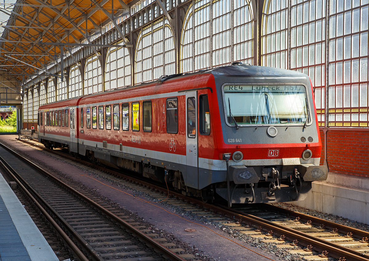
Der Dieseltriebzug 628 641 / 928 641 (95 80 0628 641-2 D-DB / 95 80 0928 641-9 D-DB) steht am 12.06.2015 im Hauptbahnhof Lübeck.  

Der VT wurde 1995 von LHB (Linke-Hofmann-Busch GmbH) in Salzgitter-Watenstedt unter den Fabriknummern VT628-177-1 bzw. VS628-177-2 gebaut. Seit 2017 ist der Triebzug als Ersatzteilspender im Stillstandsmanagment Karsdorf (Sachsen-Anhalt) abgestellt.