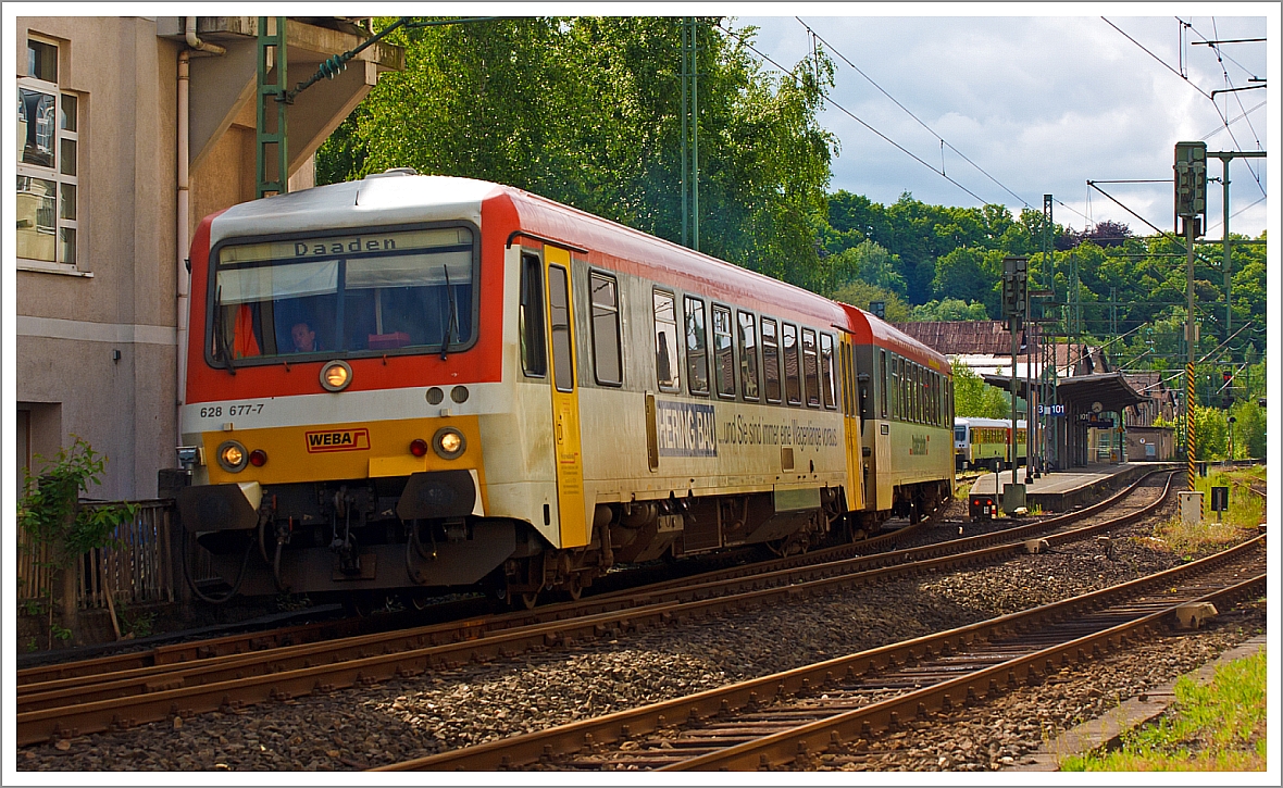 Der Dieseltriebzug 628 677-7 / 928 677-4 Daadetalbahn der Westerwaldbahn (WEBA) fährt am 30.05.2013 vom Bahnhof Betzdorf (Sieg) in Richtung Daaden los.
Er befährt die 10 km lange KBS 463 (Daadetalbahn) als RB 97 (Daadetalbahn) von Betzdorf/Sieg nach Daaden.