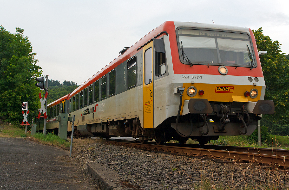 
Der Dieseltriebzug 628 677-7 / 928 677-4 der Westerwaldbahn (WEBA) fährt am 20.07.2014 vom Haltepunkt Alsdorf, über den Bü Alsdorf, weiter in Richtung Daaden. Er befährt die 10 km lange Daadetalbahn (KBS 463) als RB 97  Daadetalbahn  von Betzdorf/Sieg nach Daaden. 