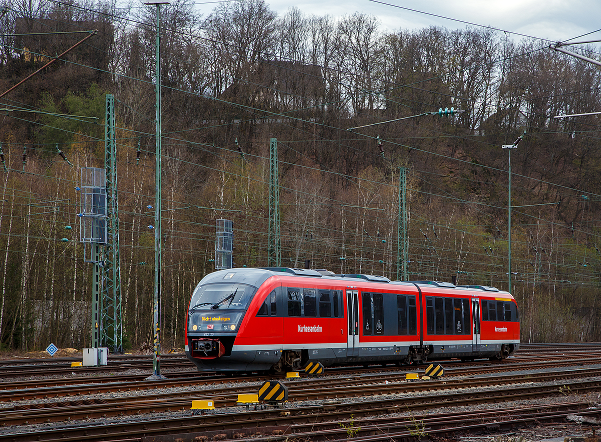 Der Dieseltriebzug 642 120 (95 80 0642 120-9 D-DB) / 642 620 (95 80 0642 620-8 D-DB), ein Siemens Desiro Classic der Kurhessenbahn (gehört zur DB Regio AG), hat am 17.04.2021in Betzdorf (Sieg) Pause, bevor er wieder, als RB 94 „Obere Lahntalbahn“ (Betzdorf - Siegen - Kreuztal - Erndtebrück - Bad Laasphe - Biedenkopf - Marburg), die Rückfahrt nach Marburg a. d. Lahn antritt.

Der Desiro Classic wurde 2001 von Siemens in Uerdingen gebaut, der VT 642 120 unter der Fabriknummer 91692 und der VT 642 620 unter der Fabriknummer 92152.

Die Baureihe 642 (Siemens Desiro Classic):
Ende der 1990er Jahre schrieb die DB eine größere Anzahl von Dieseltriebwagen aus, mit dem Ziel, den Betrieb auf Nebenbahnen wirtschaftlicher zu gestalten und dort die verbliebenen lokbespannten Züge abzulösen. Es wurden gut 500 Triebwagen, aufgeteilt in acht Baureihen, bei der Fahrzeugindustrie bestellt. Die stückzahlenmäßig größte Baureihe war der Desiro von Düwag bzw. Siemens, er wurde als Baureihe 642 in 231 Exemplaren beschafft.

Technik und Aufbau:
Der Wagenkasten ist aus selbsttragenden Aluminiumröhre in Integralbauweise konstruiert. Die Kopfteile mit den Führerständen sind als vorgefertigte GfK-Module ausgeführt, die auf das verlängerte Untergestell des Aluminiumwagenkastens aufgeklebt sind.

Der Fahrgastraum ist gegliedert in den Niederflurbereich (von einem Einstieg bis zum Sitzbereich über dem Jakobsdrehgestell) und die höher gelegenen Bereiche an jedem Wagenende. Aufgrund des vergleichsweise großen Motorraums besitzt die Baureihe 642 jedoch einen geringeren Niederfluranteil als vergleichbare Züge wie zum Beispiel Bombardier Talent oder Alstom Lint. Glaswände und -türen trennen Einstiegsräume und Übergangsbereiche voneinander ab.

Der Fahrgastraum wird durch eine Warmwasser-Umluft-Heizung, bei extremer Kälte durch Ölfeuerung geheizt. Im Sommer soll die Klimaanlage für behagliche Temperaturen sorgen, allerdings sind die Anlagen noch immer störanfällig. Pro Wagen können sechs Fenster gekippt werden.


Fahrwerke und Bremsen:
Zwei angetriebene Drehgestelle, ein nicht angetriebenes Jakobsdrehgestell mit Gummiprimärfedern und niveauregulierter Luftfederung in der Sekundärstufe. Je drei Wellenbremsscheiben
je Triebdrehgestell, zwei Radbremsscheiben je Radsatz im Jakobsdrehgestell. Magnetschienenbremse in den Triebdrehgestellen. Mikroprozessorgesteuerter Gleit- und Schleuderschutz. Die Triebwagen sind mit einer direkten elektropneumatischen Bremse (ep-Bremse) und einer indirekten mehrlösigen Druckluftbremse als Rückfallebene ausgestattet. Mit dem Retarder wird bei Nutzung der ep-Bremse zudem hydrodynamisch gebremst. Als Feststellbremse sind Federspeicherbremsen vorhanden. Die Magnetschienenbremse kommt bei Zwangs- und Schnellbremsungen zum Einsatz, bei Notbremsungen jedoch bleibt sie unwirksam. Zudem kann sie vom Triebfahrzeugführer über einen Kippschalter zugeschaltet werden.

Antrieb:
Der Triebzug wir von zwei MTU 6-Zylinder-Dieselmotor mit Abgasturboaufladung, Ladeluftkühlung mit jeweils 275 kW / 374 PS Leistung (Euro II) bei 1900 U/min angetrieben. (Bei anderen Kunden und Ausführungen auch 315, 335 oder 360 kW, sowie Motoren von MAN)
Diese befinden sich jeweils unter dem Hochflurbereich zwischen dem angetriebenen Drehgestell und dem Niederflurbereich. Ihr Drehmoment wird über ein hydromechanisches Fünfgang-Automatikgetriebe mit Anfahrwandler und integriertem Retarder auf das äußere Drehgestell übertragen.

Technische Daten (DB Regio Version) : 
Spurweite:  1.435 mm (Normalspur)
Achsformel:  B´2´B´
Länge über Kupplung:  41.700 mm
Drehzapfenabstand: 2 x 16.000 mm
Achsabstand im Drehgestell: 1.900 / 2.650 /1.900 mm
Lauf- und Treibraddurchmesser: 770 mm (neu) / 710 mm (abgenutzt)
Breite:  2.830 mm
Größte Höhe: 3.819 mm
Fußbodenhöhen: 1.250 mm (Hochflur) / 575 mm (Niederflurbereich)
Eigengewichtgewicht: 68,2 t
Zul. Gesamtgewicht:  88,7 t
Höchstgeschwindigkeit:  120 km/h
Motoren: zwei MTU 6-Zylinder-Dieselmotor 
Leistung: 2 x 315 kW 
Kraftübertragung: mechanisch (5-Gang-Automatikgetriebe mit hydraulischen Anfahrwandler)
Kraftstoffvorrat:  2 x 600 l
Heizölvorrat:  2 x 150 l
Max. Anfahrbeschleunigung: 1,1 m/s²
Max. Bremsverzögerung: Betriebsbremse 0,9 m/s² / Gefahrbremse 1,15 m/s²
Sitzplätze: 12 (1.Klasse) 109 (2.Klasse, davon 13 Klappsitze)
Stehplätze:  90
Scharfenberg Kupplung:  Typ 10
