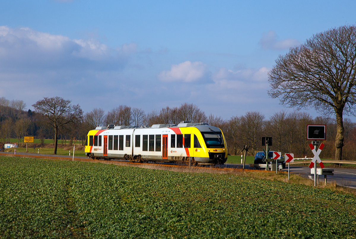 
Der Dieseltriebzug VT 251 (95 80 0648 151-8 D-HEB / 95 80 0648 651-7 D-HEB) ein Alstom Coradia LINT 41 der HLB (Hessische Landesbahn), ex Vectus VT 251, fährt als RB 90  Westerwald-Sieg-Bahn  die Verbindung Siegen - Betzdorf/Sieg - Au/Sieg - Altenkirchen - Westerburg, hier 17.02.2016 passiert er gleich den Bü kurz vor Hachenburg/Ww.

Der Alstom Coradia LINT 41 wurde 2004 von Alstom (LHB) in Salzgitter unter der Fabriknummer 0001001188-001 für die vectus Verkehrsgesellschaft mbH gebaut, mit dem Fahrplanwechsel am 14.12.2014 wurden alle Fahrzeuge der vectus nun Eigentum der HLB. 