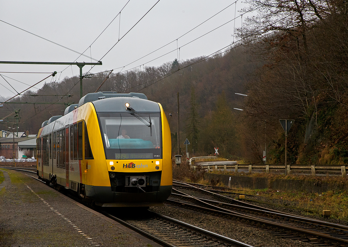 Der Dieseltriebzug VT 251 (95 80 0648 151-8 D-HEB / 95 80 0648 651-7 D-HEB) ein Alstom Coradia LINT 41 der HLB (Hessische Landesbahn), erreicht am 18.12.2021 den Bahnhof Scheuerfeld/Sieg. Er fährt als RB 90  Westerwald-Sieg-Bahn  (Siegen - Au/Sieg - Altenkirchen).