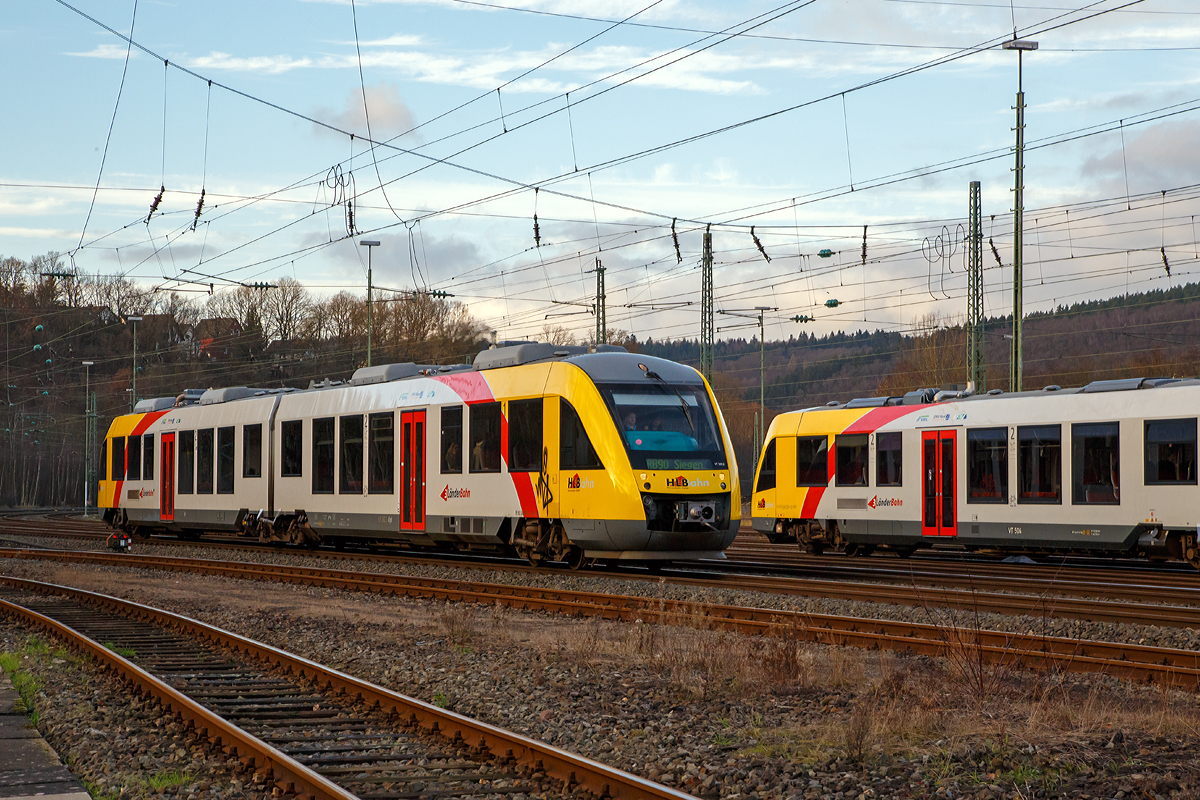 
Der Dieseltriebzug VT 262 (95 80 0648 162-5 D-HEB / 95 80 0648 662-4 D-HEB) ein Alstom Coradia LINT 41 der HLB (Hessische Landesbahn), ex Vectus VT 262, erreicht am 23.12.2015 bald den Bahnhof Betzdorf/Sieg.  Er fährt als RB 90   Westerwald-Sieg-Bahn  die Verbindung Westerburg - Altenkirchen - Au (Sieg) - Betzdorf (Sieg) - Siegen. 

Nochmals einen lieben Gruß an den freundlichen Tf zurück.

Der Alstom Coradia LINT 41 wurde 2004 von Alstom (LHB) in Salzgitter unter der Fabriknummer 1188-012 für die vectus Verkehrsgesellschaft mbH gebaut, mit dem Fahrplanwechsel am 14.12.2014 wurden alle Fahrzeuge der vectus nun Eigentum der HLB .